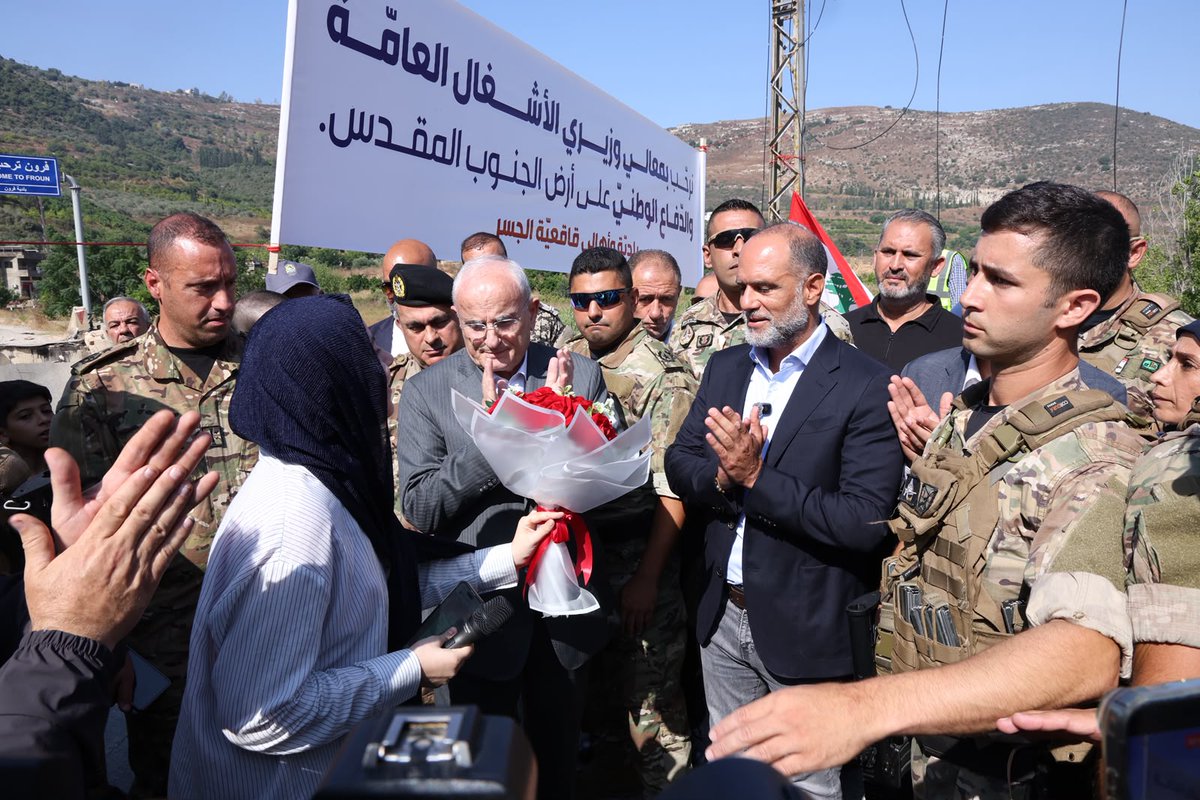 bintjbeilnews's tweet photo. وزير الأشغال يرفض ذبح خروف خلال استقباله ووزير الدفاع في قاقعية الجسر، قائلاً: "بدنا ثقافة الحياة، ما بدنا ذبح." https://t.co/a4odclmRBR