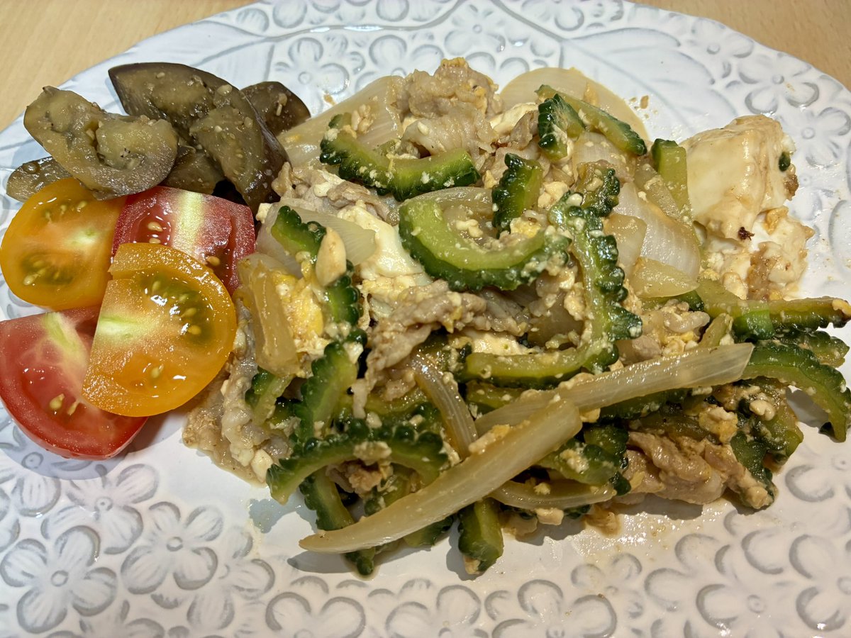 pan22924529's tweet photo. 今日の野菜たっぷり晩ご飯☺️

⭐︎ゴーヤチャンプル
⭐︎カラフルトマト
⭐︎茄子の甘酢漬け

夏野菜、美味しい♪😋

#おうちごはん　#晩ご飯
#料理　#野菜好き https://t.co/d5u8pJV926