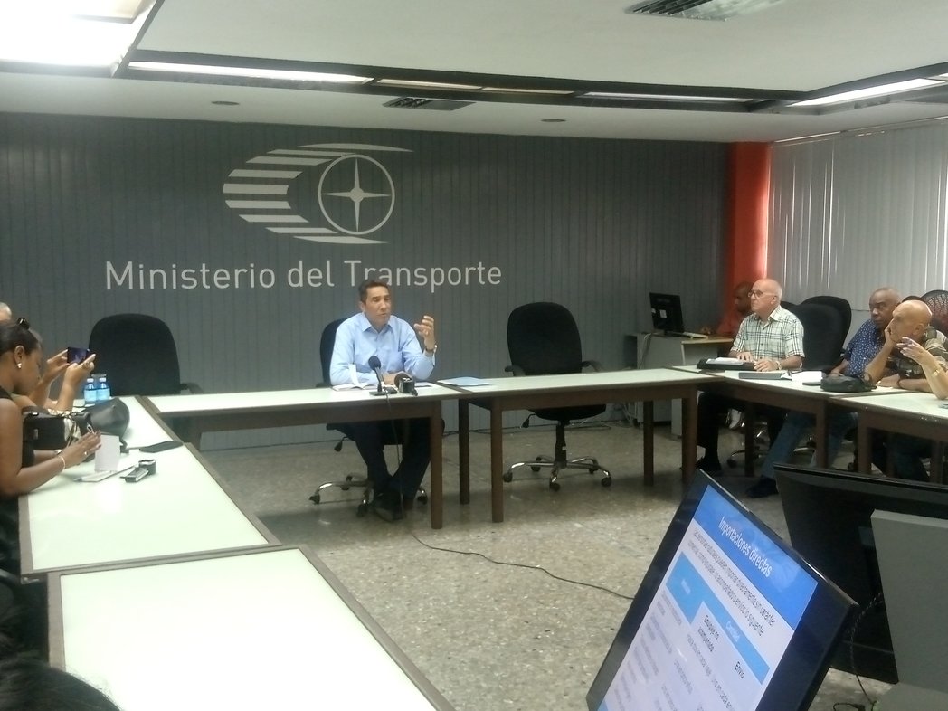 E_RdgzDavila's tweet photo. Esta mañana sostuvimos un intercambio con representantes de medios de prensa para darle a conocer los nuevos cambios que se implementarán en la "Política para la transmisión de la propiedad de los vehículos de motor, remolques y  Semiremolques su importación y comercialización." https://t.co/bcljoTsC5B