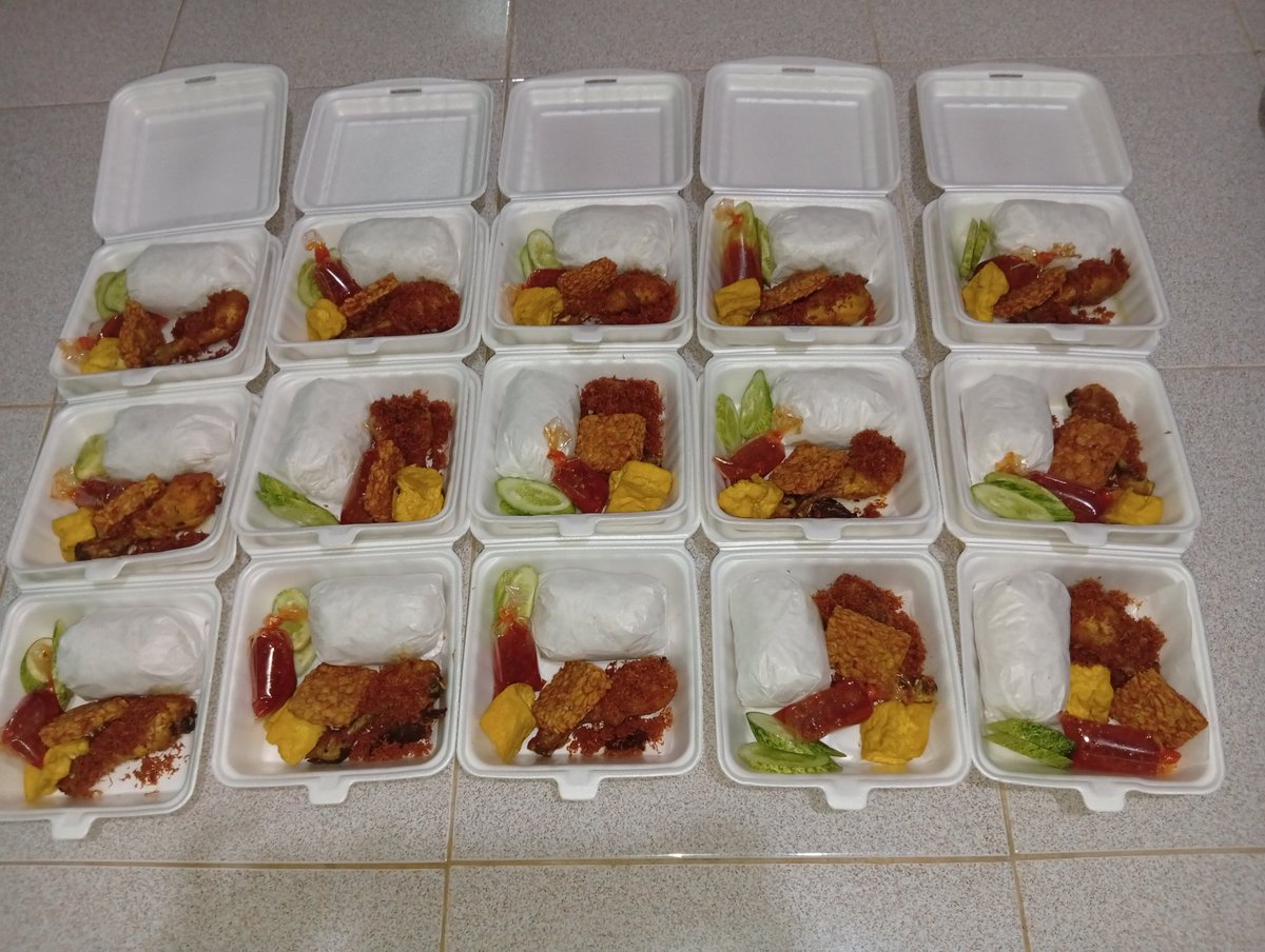 saffajrin's tweet photo. X please do ur magic ✨

Teman-teman aku jualan kue basah di sekolah, rumah jg. Siapa tau ada yg satu dom dan minat, boleh sekali bisa diantar. 
Aku lg BU byr UKT, krn bpkku gk ngojek. Becaknya rusak. 
Aku jg open utk kalian yg ingin sedekah subuh/jum'at berkah yaa.. 

📍Jabar https://t.co/QkGcNbJZZa