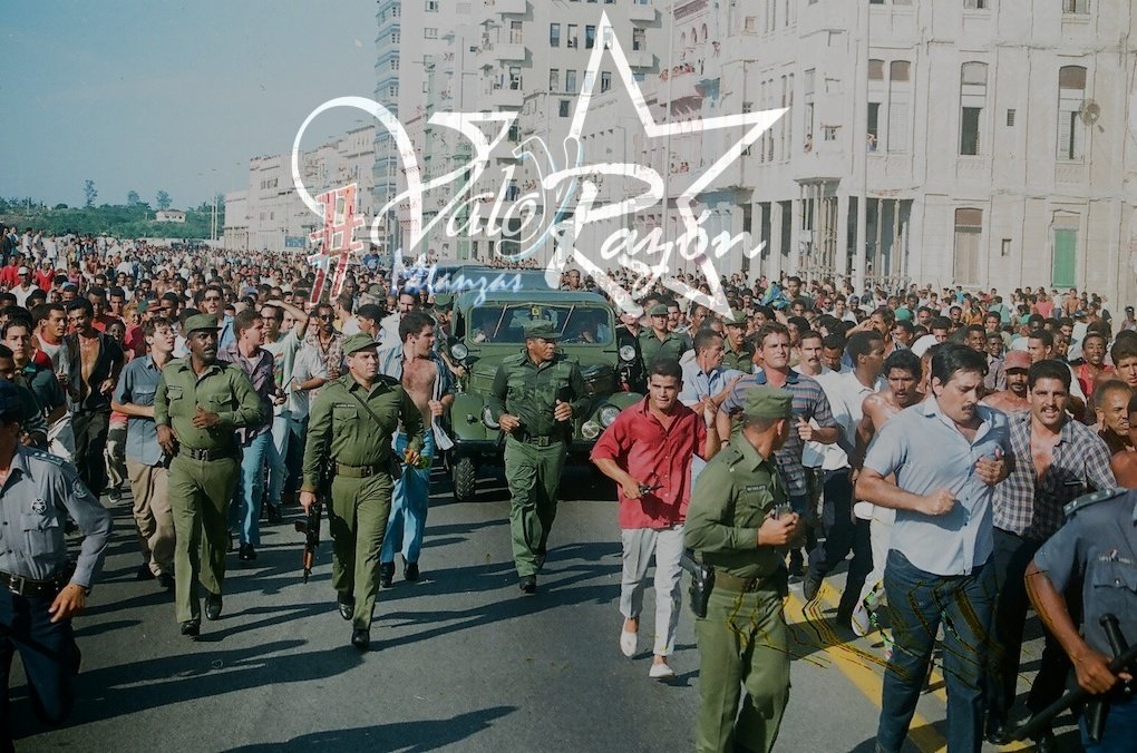 ValorRazon's tweet photo. #5deAgosto ,1994. " nada más entró y se bajó del jeep ... a la primera calle desbordada de la multitud, comenzó a generarse un coro gigante del que solo se escuchaba en repetición descomunal: #Fidel. Esa fue la victoria frente al enemigo .La fuerza de su ejemplo. 
#ValorYRazón https://t.co/cLRSYmnEVZ