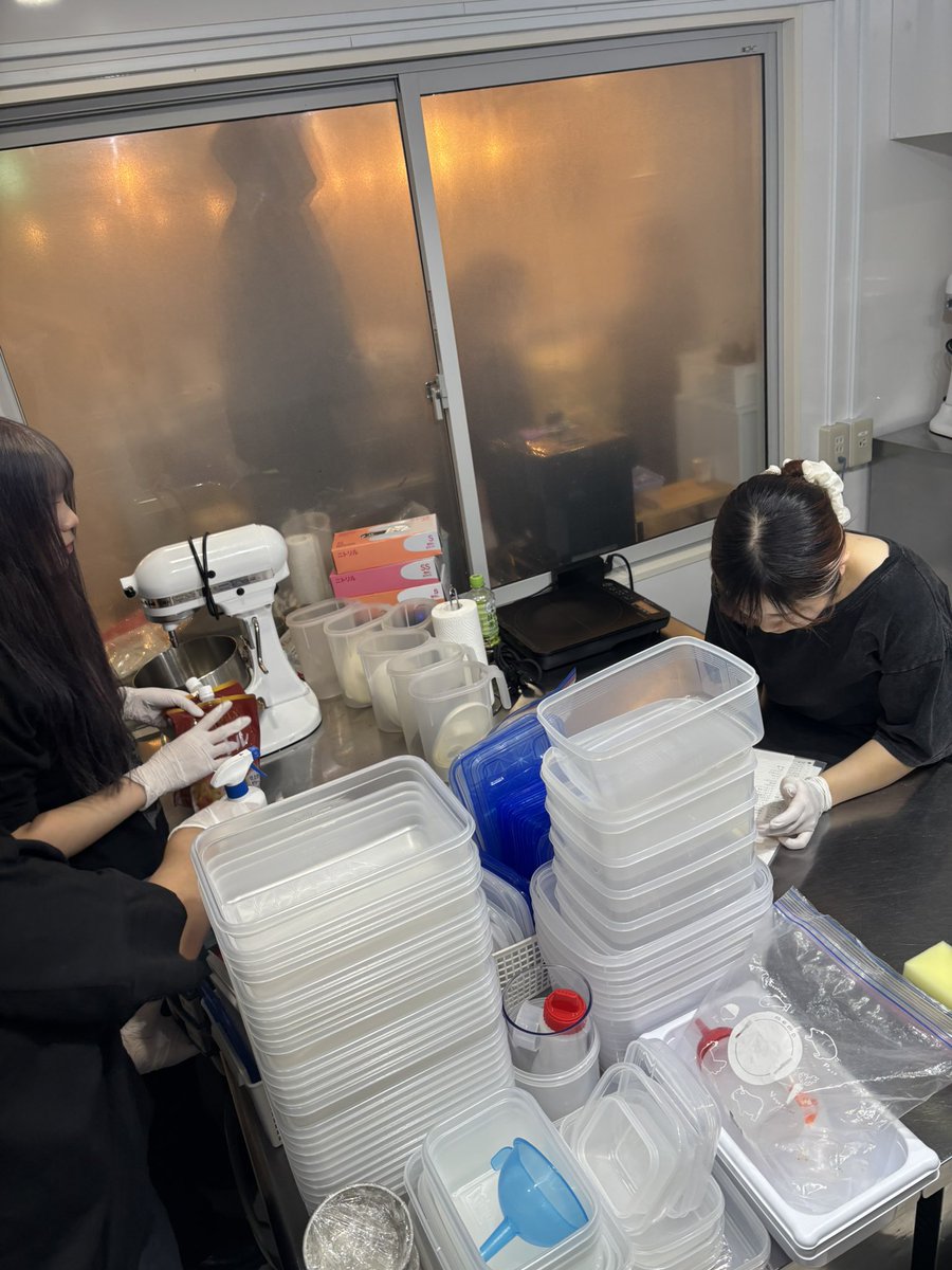 yurututu__'s tweet photo. 本日は月1の大掃除&amp;MTGでした🗣️
実は全体ミーティングの前に社員だけのミーティングも行いました✨
にしても人が！！！多い！！！！
長丁場でしたが充実した1日でした💯
年末が楽しみー！！！！ https://t.co/HmMWj1Wfca