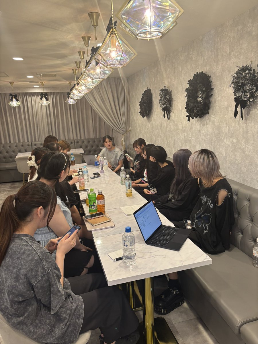 yurututu__'s tweet photo. 本日は月1の大掃除&amp;MTGでした🗣️
実は全体ミーティングの前に社員だけのミーティングも行いました✨
にしても人が！！！多い！！！！
長丁場でしたが充実した1日でした💯
年末が楽しみー！！！！ https://t.co/HmMWj1Wfca