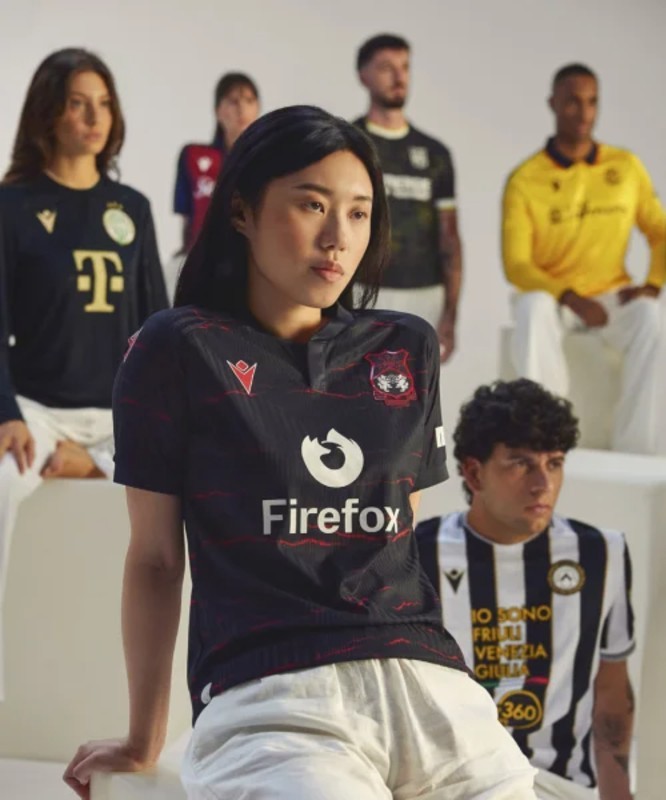 Footy_Headlines's tweet photo. 𝐌𝐚𝐜𝐫𝐨𝐧 𝐋𝐚𝐮𝐧𝐜𝐡𝐞𝐬 '𝐔𝐧𝐯𝐞𝐢𝐥𝐢𝐞𝐯𝐚𝐛𝐥𝐞' 𝐀𝐫𝐭 𝐂𝐚𝐦𝐩𝐚𝐢𝐠𝐧 𝐟𝐨𝐫 𝟐𝟔-𝟐𝟕 𝐊𝐢𝐭 𝐋𝐢𝐧𝐞𝐮𝐩

Italian sportswear brand Macron has officially launched its unified brand campaign for the 26-27 season, titled "Unveilievable". Following the brand's previous multi-club visual projects, the new manifesto brings together kits from across Macron's extensive roster of European and international clubs in an artistic studio setting.

The "Unveilievable" campaign reinforces Macron's "Fashion in Sport" philosophy, presenting football shirts as tailored art pieces alongside technical performance gear. In the headline campaign imagery, models showcase a curated selection of 26-27 kits from clubs such as Bologna FC, UC Sampdoria, Udinese Calcio, Hannover 96, Wrexham AFC, FC Nantes, Crystal Palace, Standard Liège, CA Osasuna, and TSG Hoffenheim.

By grouping its broad team lineup into a single unified visual campaign, Macron highlights its bespoke approach to shirt design.