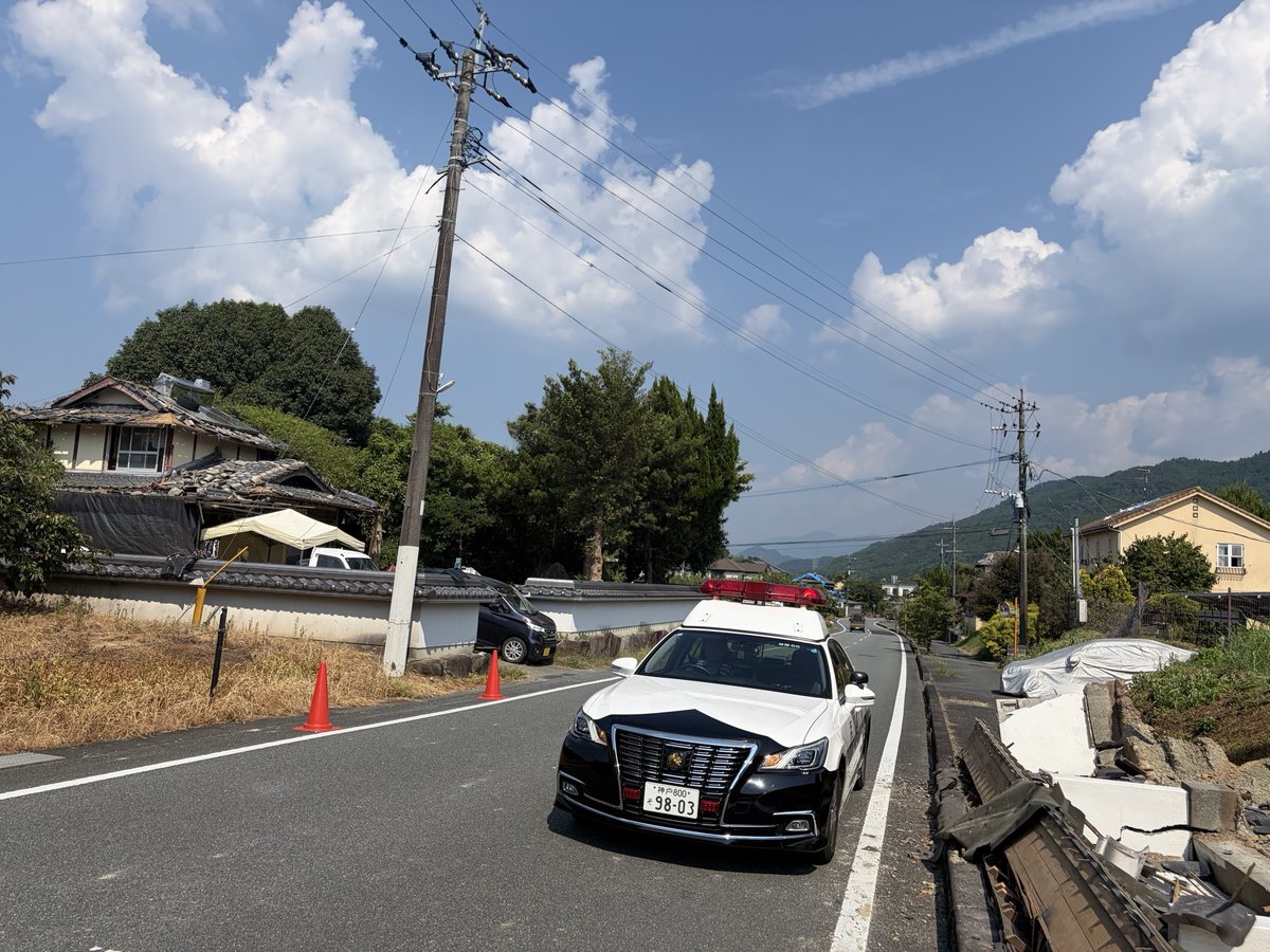 NPA_saigaiKOHO's tweet photo. 熊本県内に応援派遣された兵庫県警察の特別自動車警ら部隊が、下益城郡美里町内をパトロールしている様子です。特別自動車警ら部隊は、パトロールのほか、不審者や不審車両に対して声を掛ける活動も行っています。
#令和８年熊本地震 #兵庫県警察 https://t.co/Sz1kkazyyP