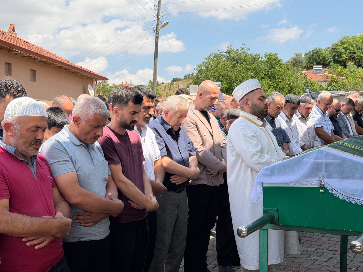 MHPCorum19's tweet photo. MHP Merkez İlçe Yönetim Kurulu Üyemiz Ersin Alim'in vefat eden kıymetli babaannesinin cenaze merasimine; MHP Merkez İlçe Başkanımız Mustafa Serdar Avcu, MHP İl Başkan Yardımcılarımız Talip Kazak ve  Sinan Eryücel,  İl ve Merkez İlçe Yönetim Kurulu Üyelerimiz katılım sağlamıştır. https://t.co/xzIJrCiOG5