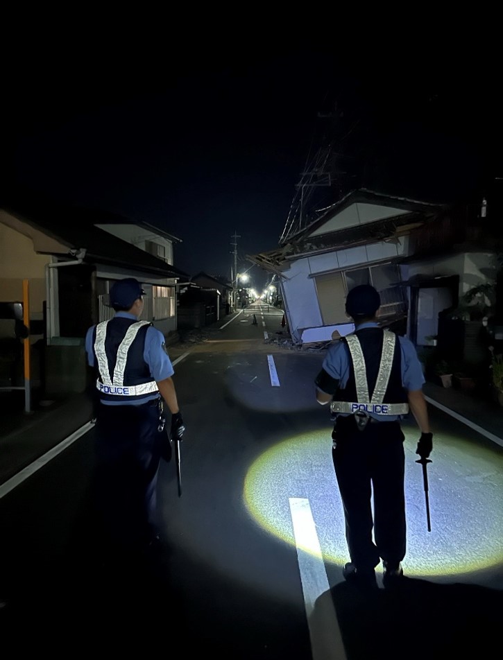 PressSec_JP's tweet photo. 【非常災害対策本部③】
高市総理「家を離れたら空き巣に入られるのではないかという不安は、『二次避難』をためらわせる大きな要因となります。被災された方々が安心して二次避難に踏み出せるよう、避難後のご自宅や地域の安全を確保することが不可欠です。（続く） https://t.co/ywY2ByL0V6