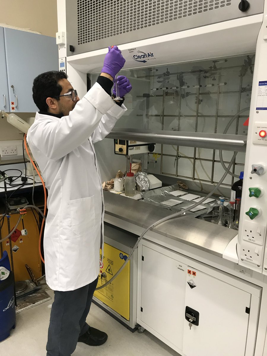 HassanAlsugour's tweet photo. اليوم، زرتُ مدينة ليدز من جديد. لم تتغيّر كثيرًا؛ أنا من تغيّر. بدت الجامعة أقلَّ صرامة، والمباني أقلَّ مهابة، وإن ظلّ العلم يموج في أروقتها.

سلّمتُ على البروفيسور لين، واستعدنا أيام المختبر حين عملنا معًا على مشروع التخرّج. أخبرني هذا العبقري الصيني أنه يؤمن بالله، لكنه لا يعرف كيف يعبده، غير أنه موقنٌ بأن الله يحبّه. سألته: وكيف عرفت أنه يحبك؟ فابتسم وقال: «كلما أخطأتُ في حقّ أحد، عاجلني بالعقوبة. ولو لم يكن يحبني لأمهلني حتى أتمادى».

ثم أخبرني أنه لا يزال يحدّث طلابه عني، وأنه ما زال يعتز بنيلي مرتبة الشرف، وفوزي بجائزة أفضل مشروع تخرّج (حوالة بنكية بـ ١٠٠ جنيه إسترليني).

لا أذكر أنني احتفلت يومها كثيرًا؛ فلعلّي لست ممن يُحسنون منح اللحظات حقها وهي بين أيديهم. غير أن للذكريات حيلةً أخرى؛ فهي تعود متأخرة، محمّلةً بذلك الاحتفال الذي فات، وبحنينٍ لا يعرف كيف يتأخر، لكنه يعرف دائمًا كيف يصل:

الشّهادة ..
لم تكن يومًا شهادة!
بل وفاءً، والتزامًا، وإرادة!
لم تخنّي ..
أو تصُنّي ..
بل أتت محضَ سعادة!

صورتي ..
من زمنٍ لم يلتقطني
أوقفَ الوقتَ ثوانٍ  من حياتي
فيه عاشت أمنياتي
فوقَ أوراق الإشادة!

ألهمتني بالتواضع
عند إطلاق النوازع
والفتى يُبدي سهاده
في عيونٍ ذابلاتٍ
عندما عاف الوسـادة

الشهادة ..
لم تكن يومًا قلادة
بل زمانًا 
كسّر التالي عناده:
عونُ ربّي ..
والتزامي .. واهتمامي
ثمّ صبري والجلادة!

@HassanAlsugour 
٥ أغسطس ٢٠٢٦م