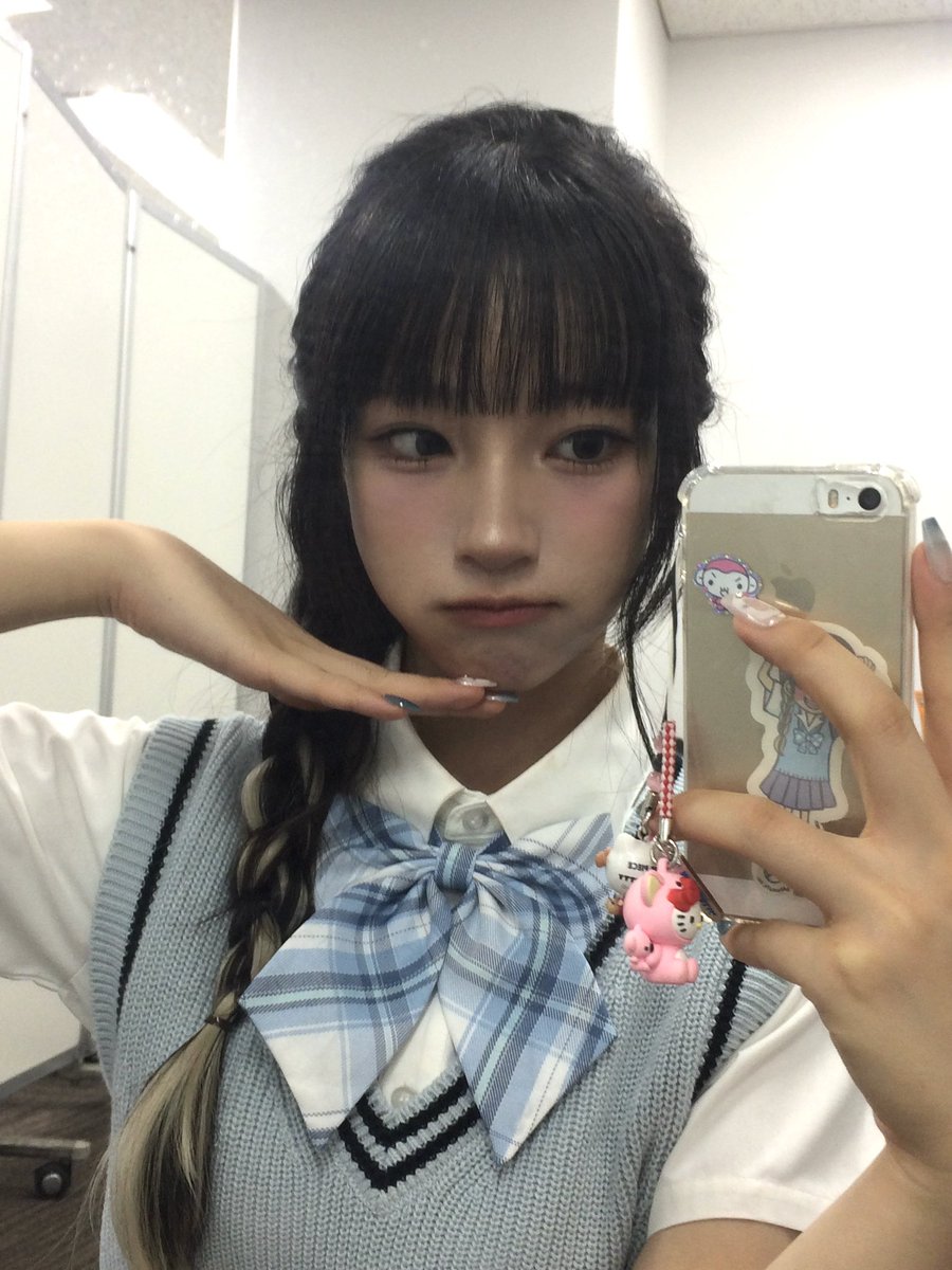 UNIS_offcl's tweet photo. 今日のUNISは学校コンセプトでした〜🏫私の担当は、毎日売店までダッシュする生徒！🏃‍♀️💨
横浜のリリースイベントに来てくれたエバーアフターのみんな、ありがとうございました🩷

#UNIS #유니스 
#YUNHA #방윤하 https://t.co/rJ1m5zlUzg