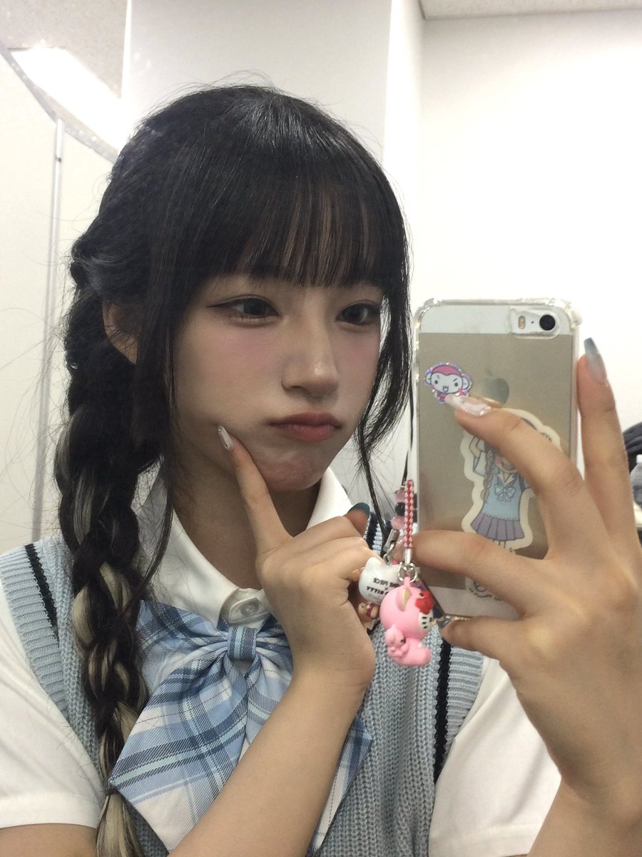 UNIS_offcl's tweet photo. 今日のUNISは学校コンセプトでした〜🏫私の担当は、毎日売店までダッシュする生徒！🏃‍♀️💨
横浜のリリースイベントに来てくれたエバーアフターのみんな、ありがとうございました🩷

#UNIS #유니스 
#YUNHA #방윤하 https://t.co/rJ1m5zlUzg