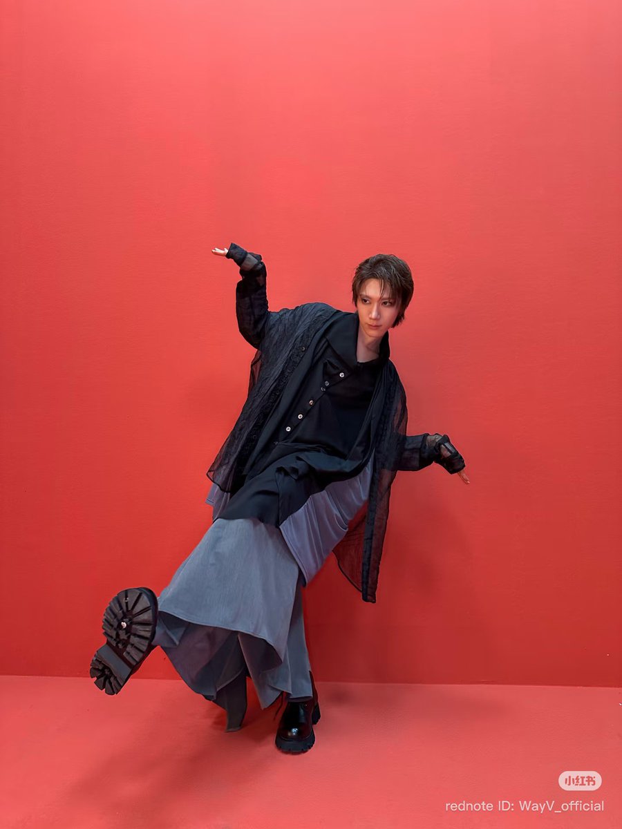 peaceoften_'s tweet photo. WayV 샤오홍슈 #텐

帅得很稳定，站得不一定
#冷脸是工作 ＃风流倜傥英俊潇洒
#疯狂星期TEN #gogogo出发咯 https://t.co/iEhQW3c1gw
