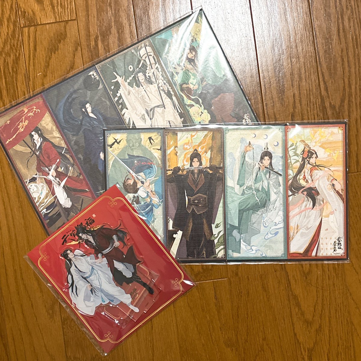 tititim0128's tweet photo. たくさん買った中の極々一部なんだけど、絶対欲しかったアクスタとミニ屏風🤗めちゃくちゃ綺麗絵柄良い🙏✨ https://t.co/mGAstbIUaF