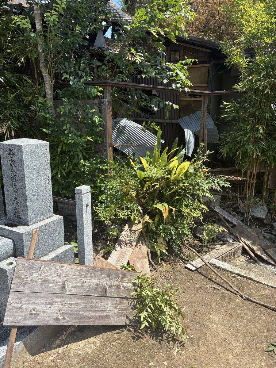 HORNET79613377's tweet photo. 墓地の石垣と板塀が破損しました。
他は大丈夫です🐇🐇🐇 https://t.co/mMIDxU2kgK