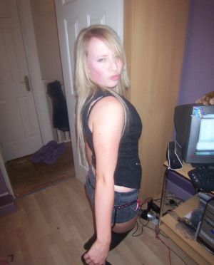 CelebriTitty's tweet photo. Let's see how this goes today. Another follower has sent me his girlfriend. wants her rated out of 10.

2 more levels of pictures to come, bikini/underwear pics at 30 loves/RT. nude to follow after that. https://t.co/rUOqNKTKYC