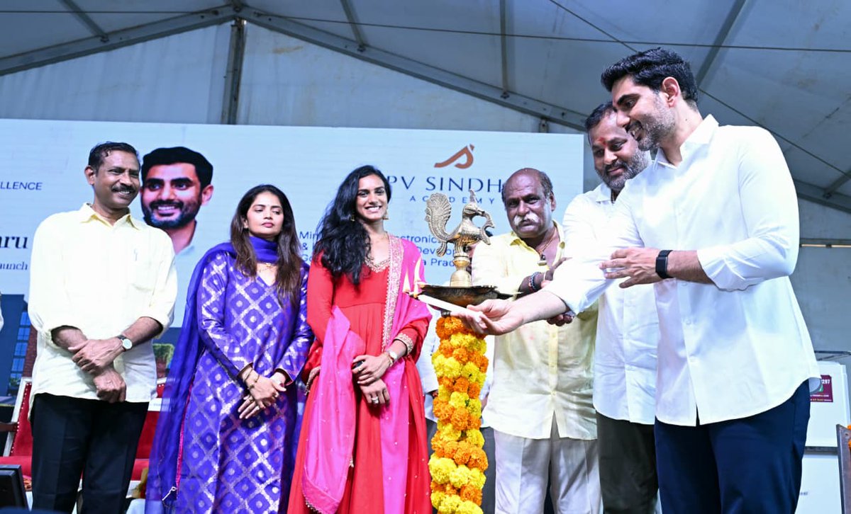 naralokesh's tweet photo. విశాఖపట్నం అరిలోవ ప్రాంతంలోని తోటగరువులో ప్రముఖ బ్యాడ్మింటన్ క్రీడాకారిణి పీవీ సింధు గారు తలపెట్టిన సెంటర్ ఫర్ స్పోర్ట్స్ ఎక్స్ లెన్స్ నిర్మాణ పనులకు రాష్ట్ర క్రీడా శాఖ మంత్రి మండిపల్లి రాంప్రసాద్ రెడ్డి గారితో కలిసి భూమిపూజ చేశాను. శిలాఫలకాన్ని ఆవిష్కరించాను. అకాడమీ భవన నమూనాతో పాటు క్రీడాకారులకు అందుబాటులోకి రానున్న అత్యాధునిక సౌకర్యాలు, వసతుల గురించి అడిగి తెలుసుకున్నాను.
@Pvsindhu1