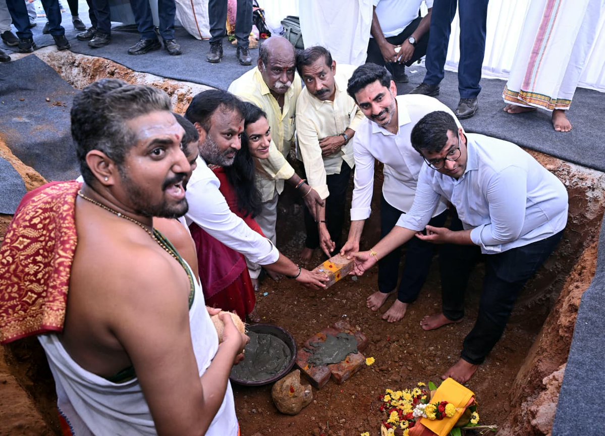 naralokesh's tweet photo. విశాఖపట్నం అరిలోవ ప్రాంతంలోని తోటగరువులో ప్రముఖ బ్యాడ్మింటన్ క్రీడాకారిణి పీవీ సింధు గారు తలపెట్టిన సెంటర్ ఫర్ స్పోర్ట్స్ ఎక్స్ లెన్స్ నిర్మాణ పనులకు రాష్ట్ర క్రీడా శాఖ మంత్రి మండిపల్లి రాంప్రసాద్ రెడ్డి గారితో కలిసి భూమిపూజ చేశాను. శిలాఫలకాన్ని ఆవిష్కరించాను. అకాడమీ భవన నమూనాతో పాటు క్రీడాకారులకు అందుబాటులోకి రానున్న అత్యాధునిక సౌకర్యాలు, వసతుల గురించి అడిగి తెలుసుకున్నాను.
@Pvsindhu1