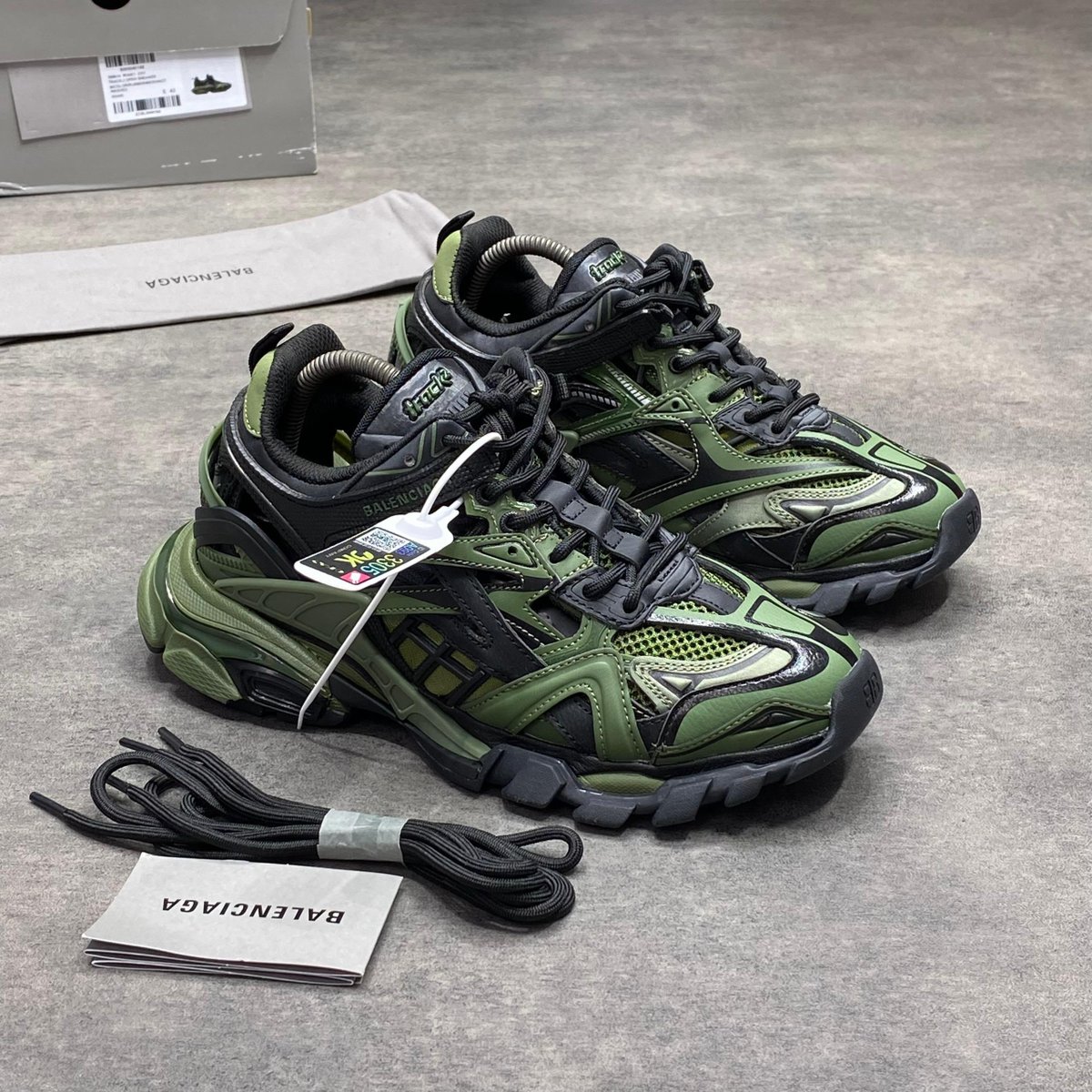 Pam_CyberChain's tweet photo. 🚨FLASH SALES🚨

Balenciaga Track 2

Size 40 &amp; 41
Price : N95,000 https://t.co/TblLuaxtp0