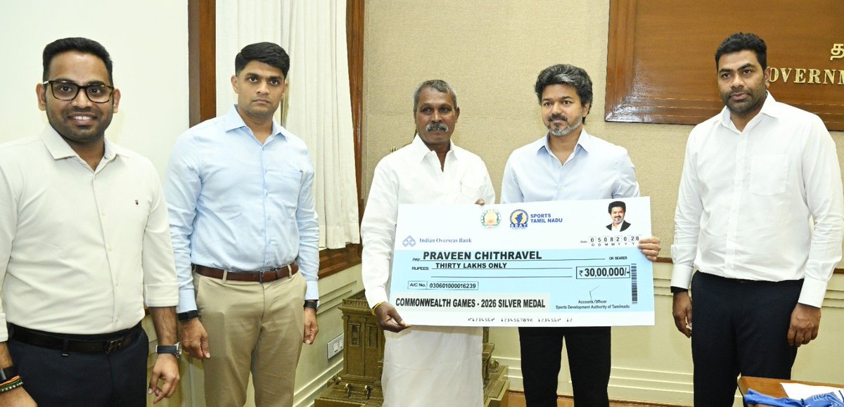 PrakazVijay_Of's tweet photo. 📸 | காமன்வெல்த் விளையாட்டுப் போட்டிகளில், 

1. வெண்கலப் பதக்கம் வென்ற 'செல்வா பிரபு' அவர்களுக்கு ₹20 லட்சமும், 

2. வெள்ளிப் பதக்கம் வென்றமுத்து பாண்டியன் ராஜா' அவர்களுக்கு 30 லட்சமும், 

3. வெள்ளிப் பதக்கம் வென்ற 'பிரவீன் சித்திரவேல்' அவர்களுக்கு 30 லட்சமும் ஊக்கத் தொகையாக வழங்கினார் நமது அண்ணன் @TVKVijayHQ !