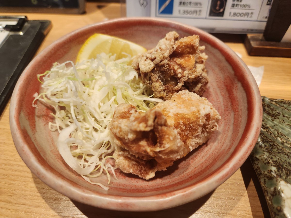 27anmph's tweet photo. ビール飲みたい…！ていう強い気持ちのまま、打ち合わせでカフェに行ったら｢暑いし飲んじゃいます！？｣って言われてビール飲みながら🍺終わって鰹食べに来た🐟 https://t.co/VK81IQcE2n