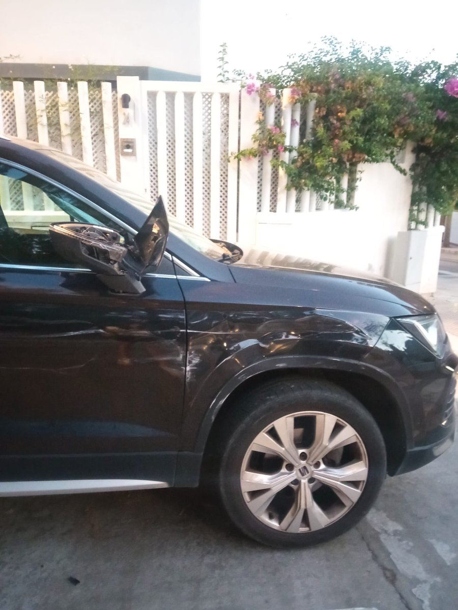 illocarrasco's tweet photo. 🚨 Ruego máxima difusión.

El pasado lunes por la tarde, en c/ Manuel de Palacios, 24, un autobús de @EMT_Malaga golpeó mi coche

Una persona tuvo el detalle de dejar una nota con la matrícula del autobús (0893*). Sé que había otra persona que también presenció lo ocurrido. https://t.co/9IBOreJxJC