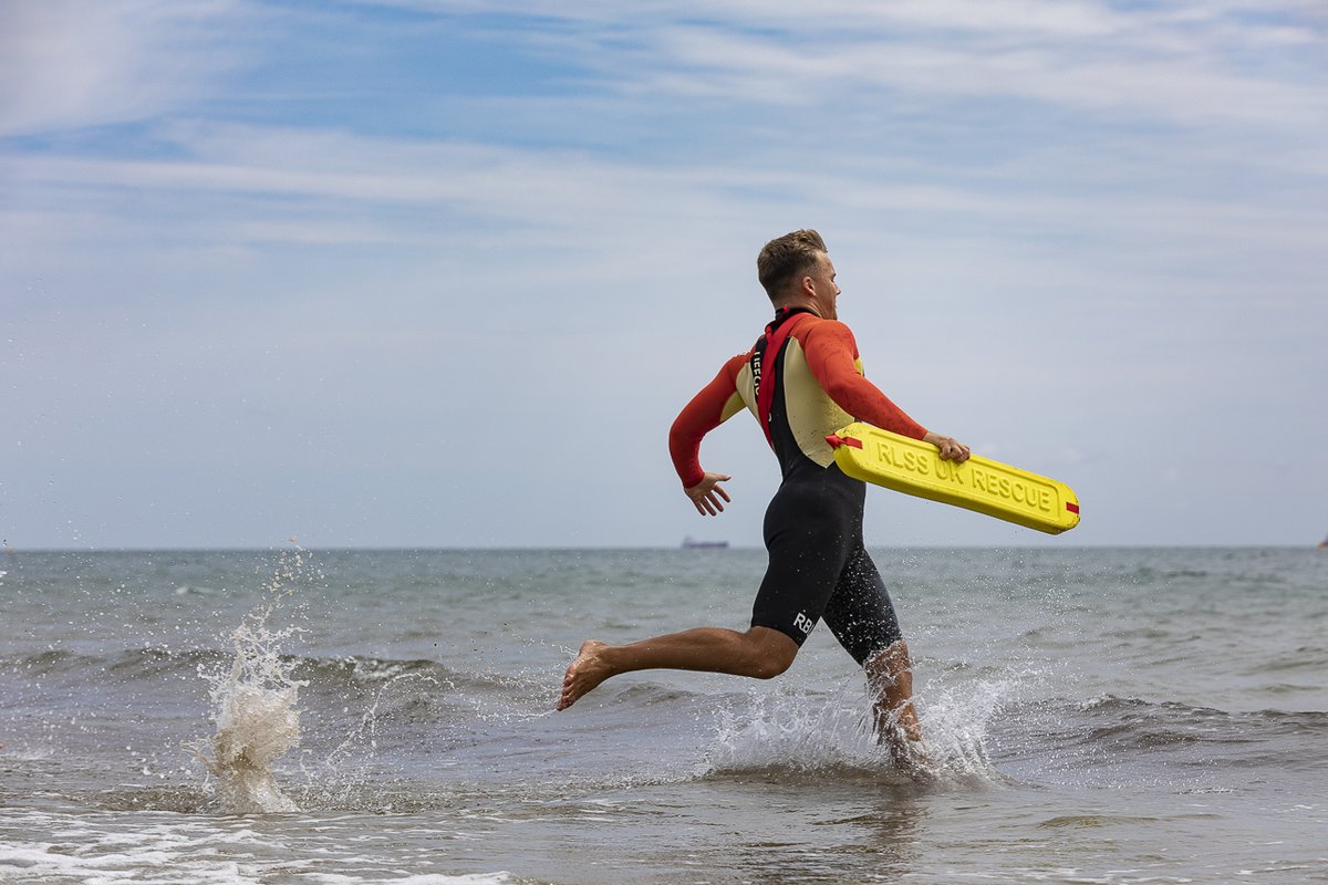 RLSSUK's tweet photo. Beach day planned? ☀️

🌊 Check the tide times before you go.
👨‍👩‍👧 Closely supervise children when they're in or near the water.
🩱 Choose bright swimwear colours.
🚩 Know what the beach flags mean. 

Learn what the beach flags mean: https://t.co/DTZT8u6Gc7 https://t.co/7IaL8rn2ZJ
