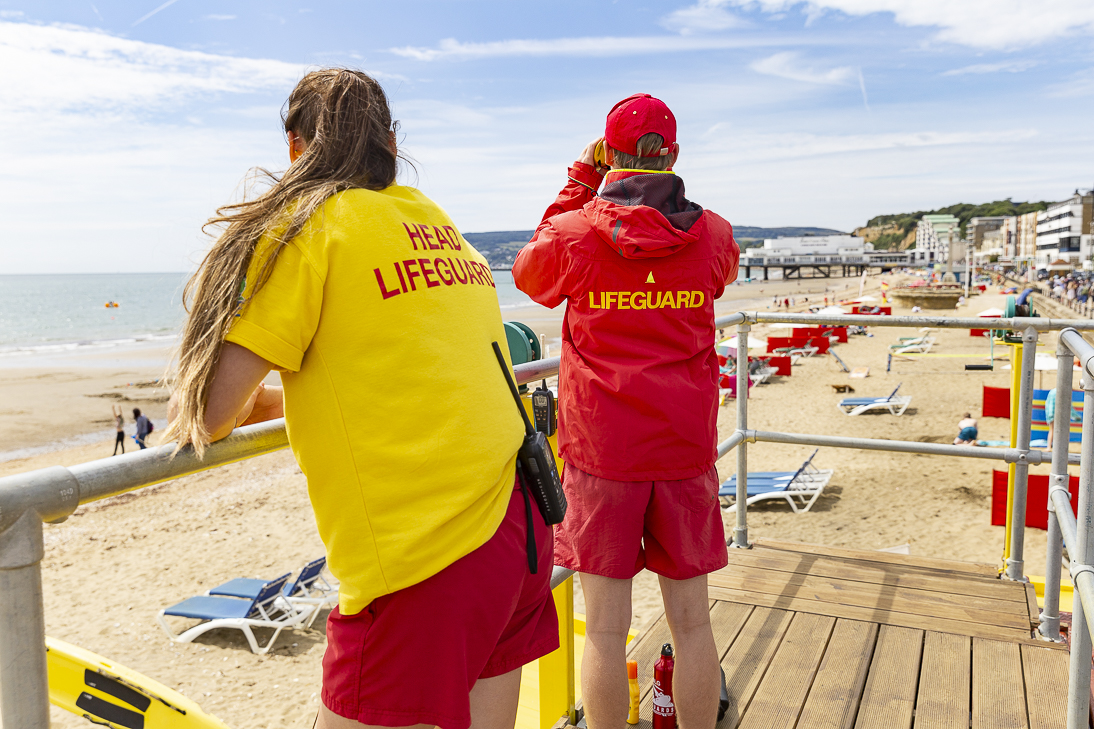 RLSSUK's tweet photo. Beach day planned? ☀️

🌊 Check the tide times before you go.
👨‍👩‍👧 Closely supervise children when they're in or near the water.
🩱 Choose bright swimwear colours.
🚩 Know what the beach flags mean. 

Learn what the beach flags mean: https://t.co/DTZT8u6Gc7 https://t.co/7IaL8rn2ZJ