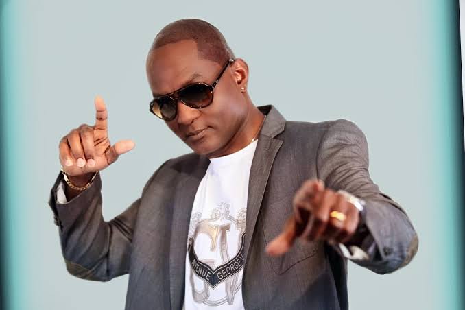 Smooth981FM's tweet photo. #NP Ecris Moi  #Dariusdenon

on #TheKazbah981 with @oluwaseun_ro

Listen Live: 
https://t.co/RE5Q52wdVp
❤💙🤍

#Smooth981 #LoveMusic #LoveLife #SmoothFmLagos https://t.co/0OL2XbbgpI