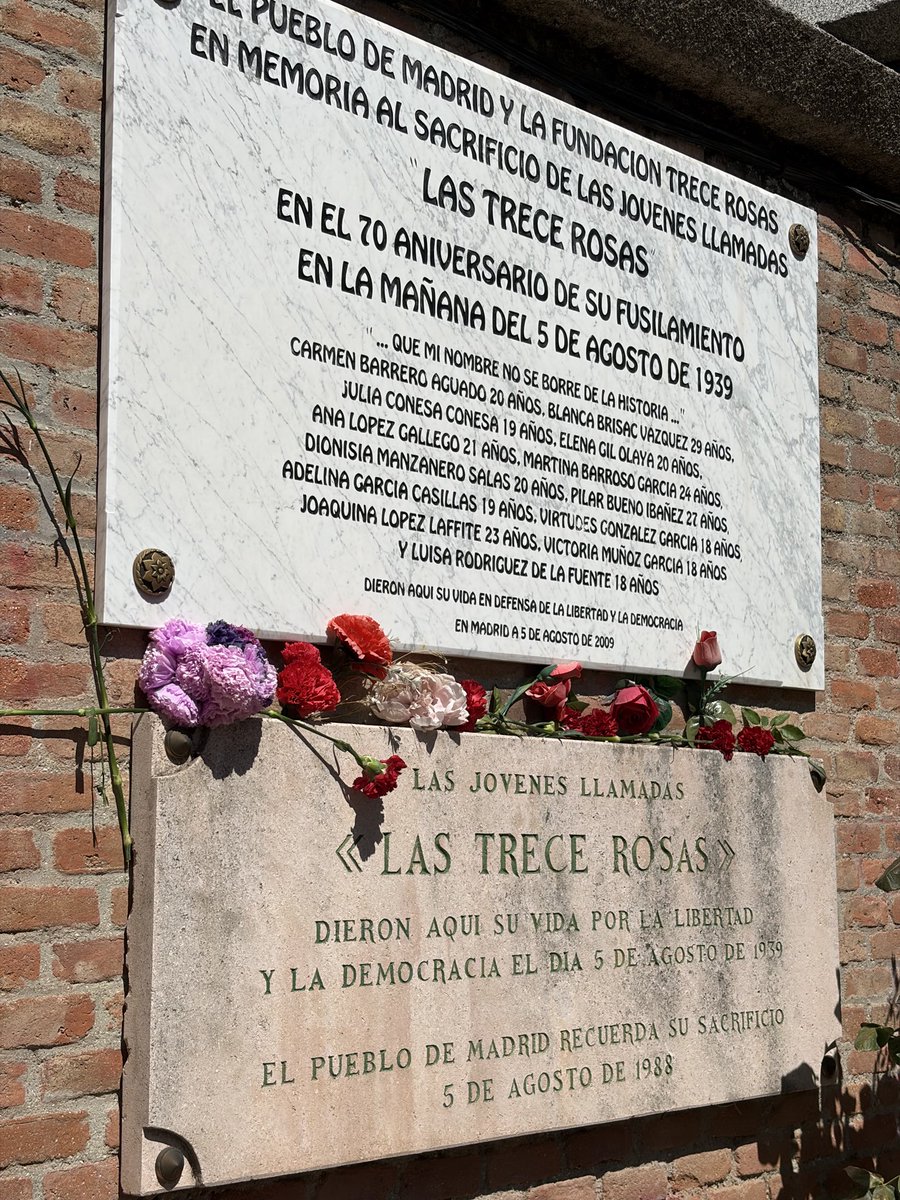 UJCE_cc's tweet photo. Nuestro homenaje no consiste únicamente en conservar su recuerdo. Consiste en continuar su lucha: convertir la memoria en conciencia, la conciencia en organización y la organización en el poder para la clase trabajadora.

¡Que su nombre no se borre de la historia! https://t.co/FRdyu71WJm
