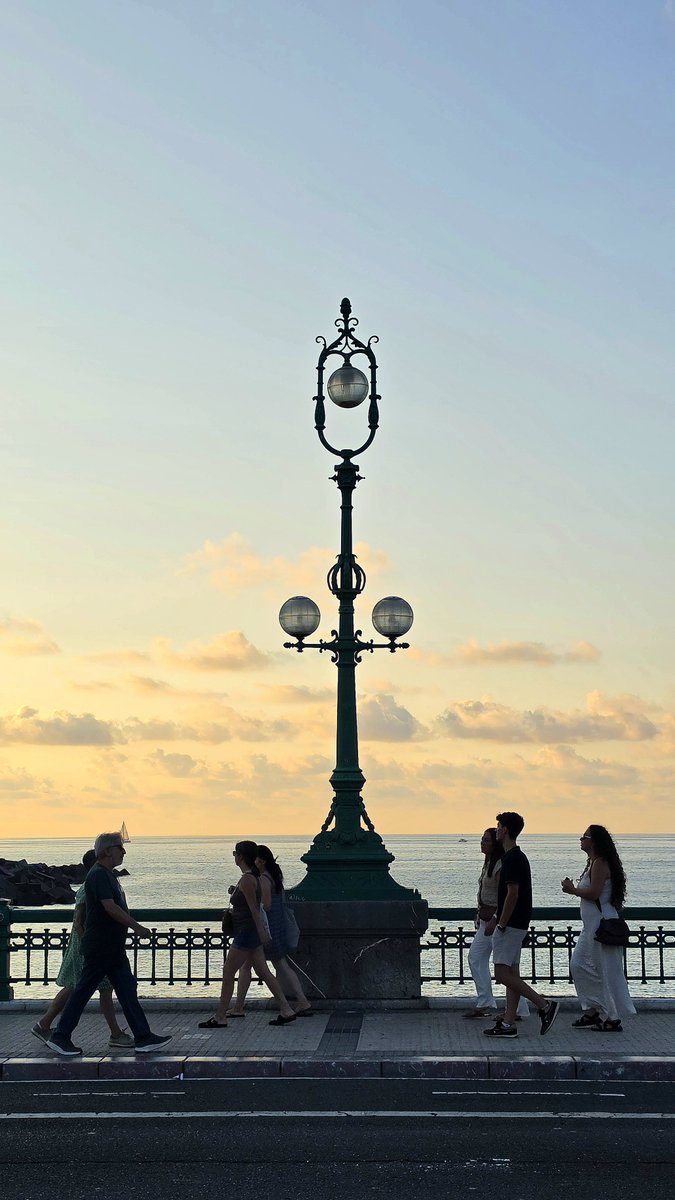 joyeriaMunoa's tweet photo. Despidiendo el día de ayer martes en #donostia #sansebastian #sansebastián #Guipúzcoa @starbienatotxa #Atardecer https://t.co/blCoVlufNC