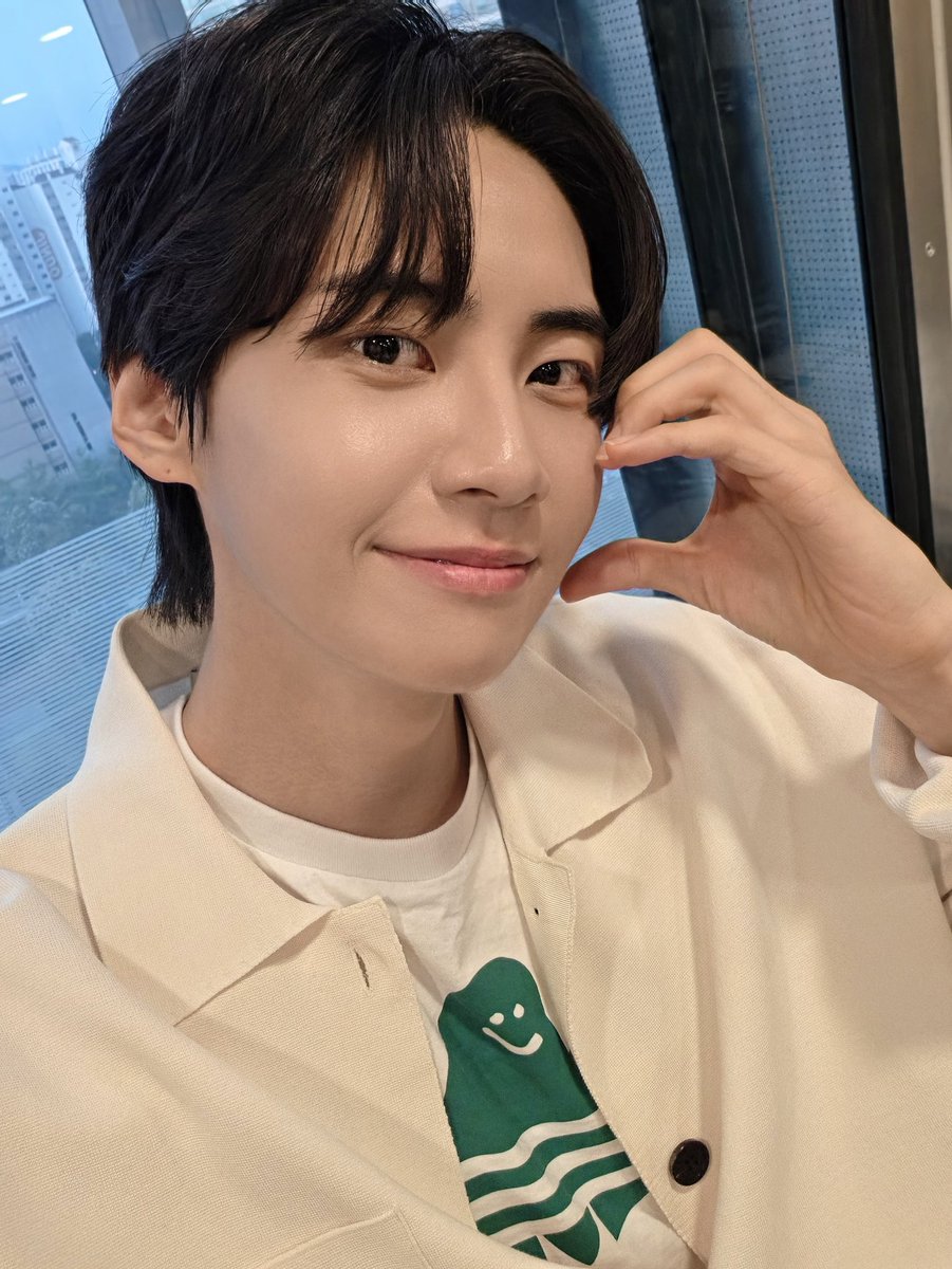 LJH_official's tweet photo. [📸] 

더위만큼 사랑해 브이단❤️‍🔥
8월도 잘부탁해✌🏻
내일은🤝

#이진혁 #LeeJinHyuk https://t.co/cq1AlBC8f3