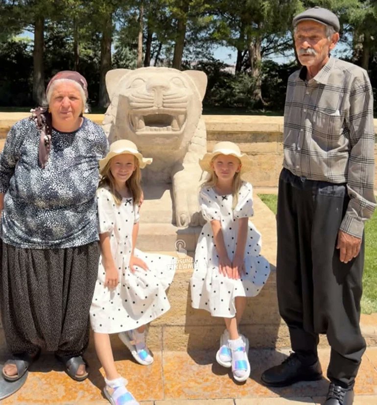 Hurriyet's tweet photo. 👨‍👩‍👧‍👧 ❤️ Adıyaman’da yaşayan Abuzer (71) ve Zeynep Yıldırım (59) çifti, evlerini satarak başvurdukları tüp bebek tedavisiyle 34 yıl sonra ikiz çocuk sahibi oldu.

👧👧 Yıldırım çifti, bugün 6 yaşına gelen kızları Tekbir Gül ve Havva Gül ile birlikte Anıtkabir’i ziyaret etti. https://t.co/XIGvTSm6QV