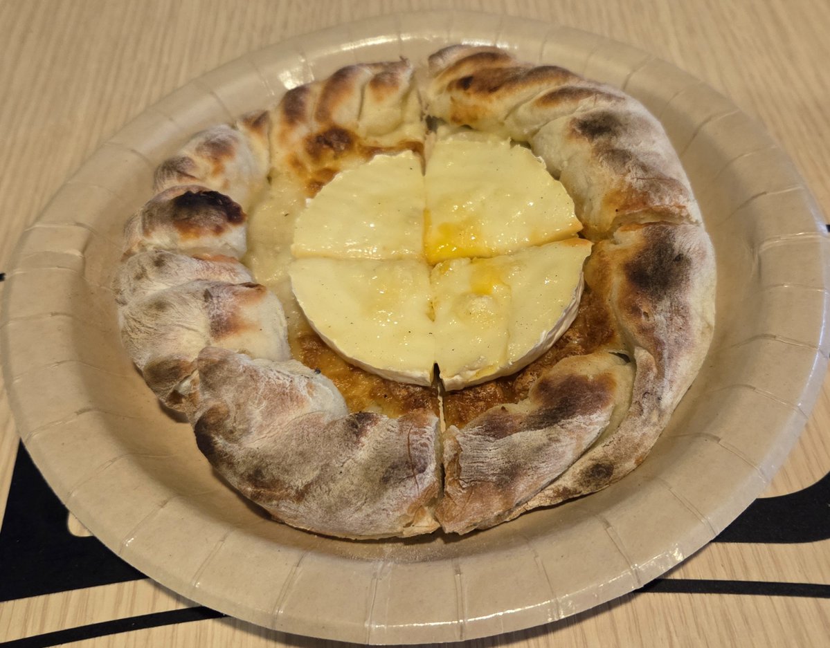 _nobunobuchi's tweet photo. 今日の獅子まんまは、
10種チーズピザ🍕
うまうまでした😋🍴 https://t.co/RRAOovQ1ei