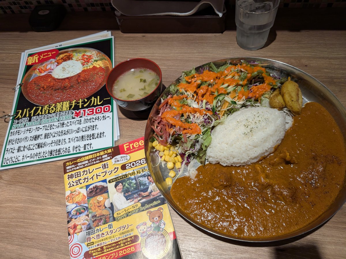 eidhikei's tweet photo. #神田カレーグランプリ2026
011/152軒目
アジアンキッチン
スパイス香る薬膳チキンカレー　1300円
カード：No.22 ウルトラマンメビウス
思ってたよりデカくてボリュームあった。
美味しかった。ハンバーグも食べたかったぜぇ。 https://t.co/3sExuiskOY