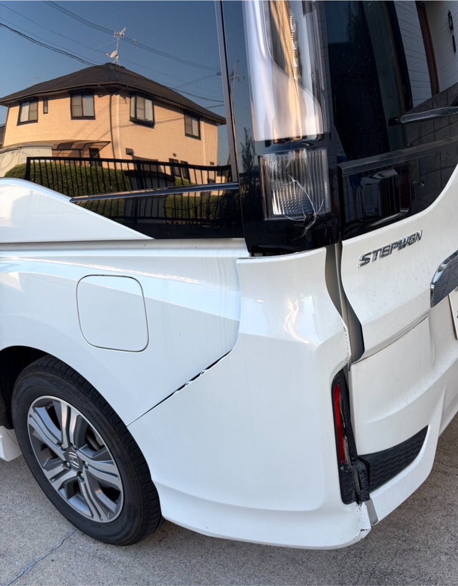 MTRcoffee's tweet photo. 嫁が、車を、家の境界塀にバックでぶつけてしまった…😞
自損保険入っておらず、余裕で50万は飛ぶな…😞
ありえなすぎる事故で、なんでか聞いたら、考え事してたらしい…💭

流石に、ショックデカ過ぎて、思考停止してるわ…😞 https://t.co/Ys0oxWqIbN
