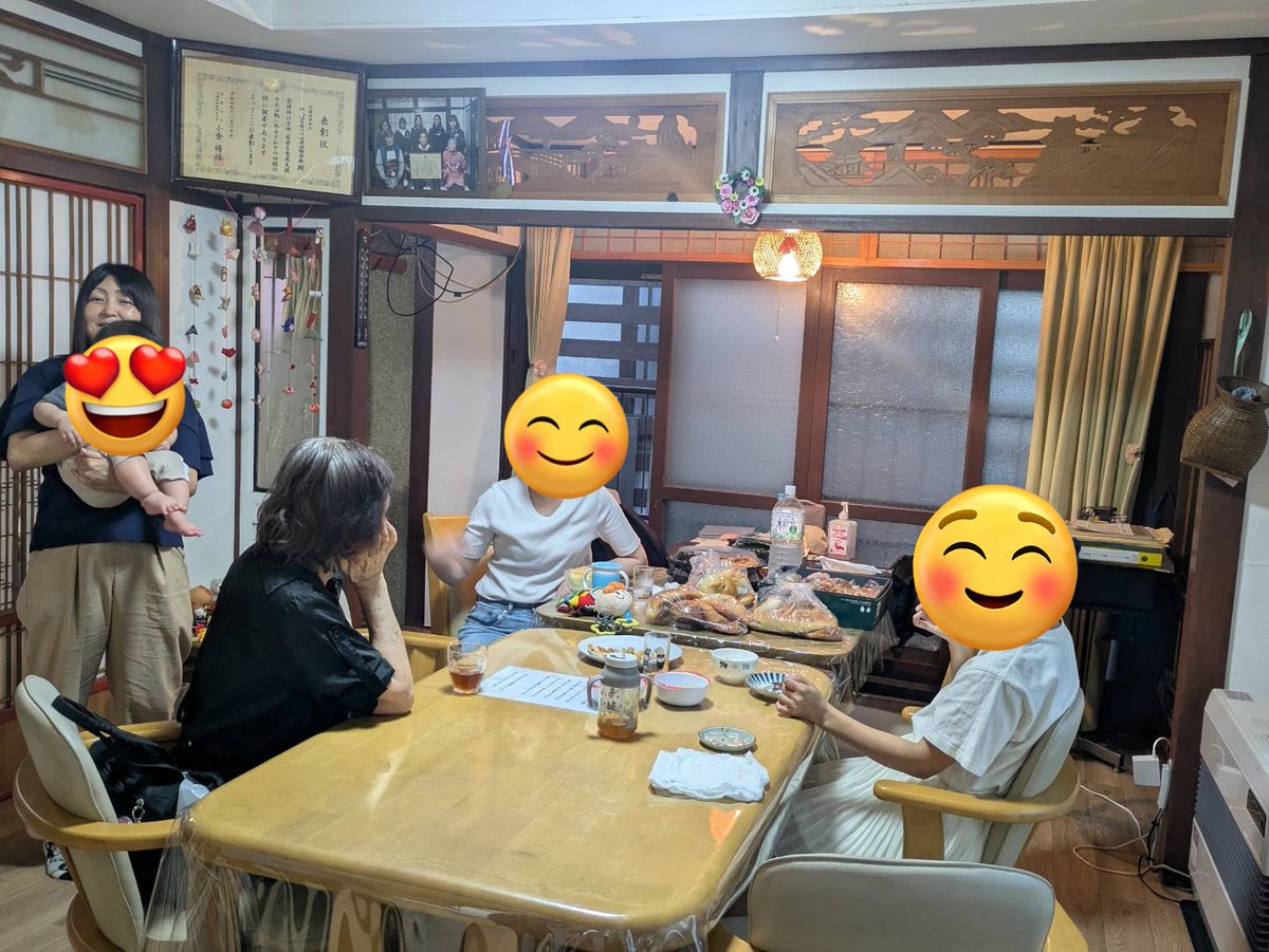itoconchi's tweet photo. 今日はいとこたちの為に、たくさんのパンが届きました〜。パンを差し入れしてくれて支援者の方に大感謝のいとこたちでした😊
お気持ちを美味しくいただき、大満足の日でした～😊 https://t.co/vYSixlGqQA