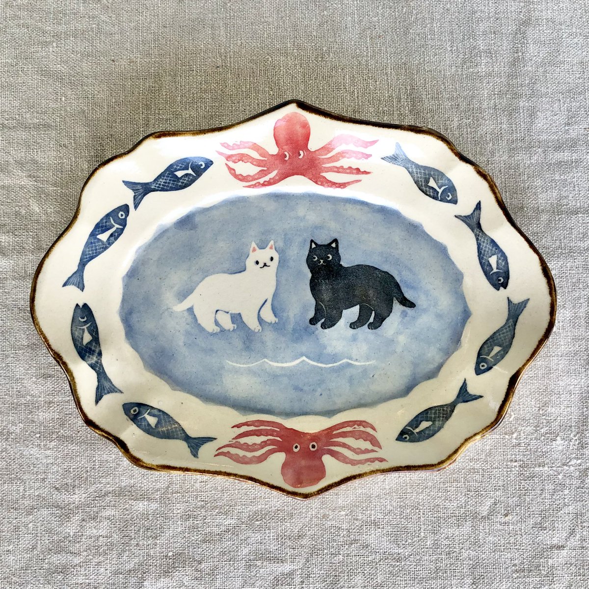 temok0's tweet photo. タコと白黒ネコお皿

海とネコモチーフのお皿🌊
夏の展示に向けて描いたお皿でした🐙🐈‍⬛ https://t.co/Dcbx5gCK6T