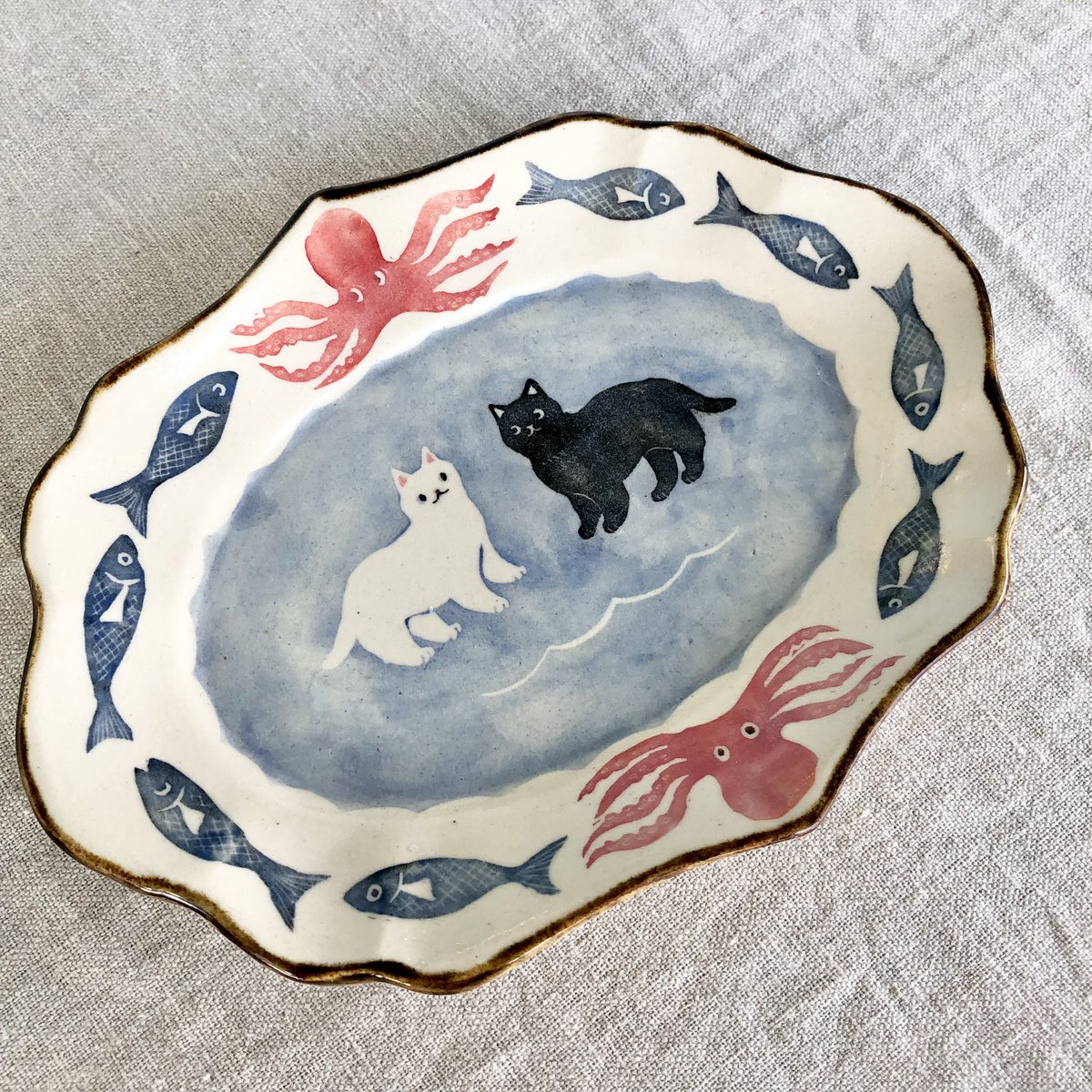 temok0's tweet photo. タコと白黒ネコお皿

海とネコモチーフのお皿🌊
夏の展示に向けて描いたお皿でした🐙🐈‍⬛ https://t.co/Dcbx5gCK6T
