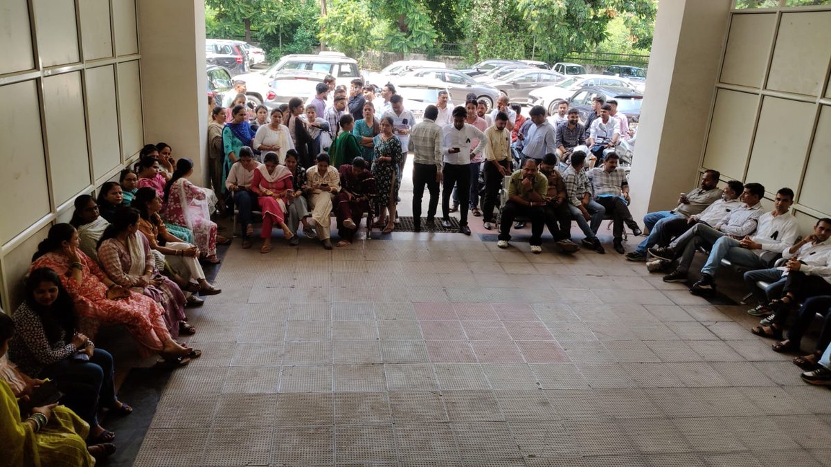 PawanChauhan058's tweet photo. Hartron Data entry operators r protesting by wearing black ribbon against Haryana Govt to regularise their services. Their demand is logical as previous govt. had done for 3 years experience while they r serving state more than a decade. @NayabSainiBJP @narendramodi @BJP4India https://t.co/a2AiTam1Nm