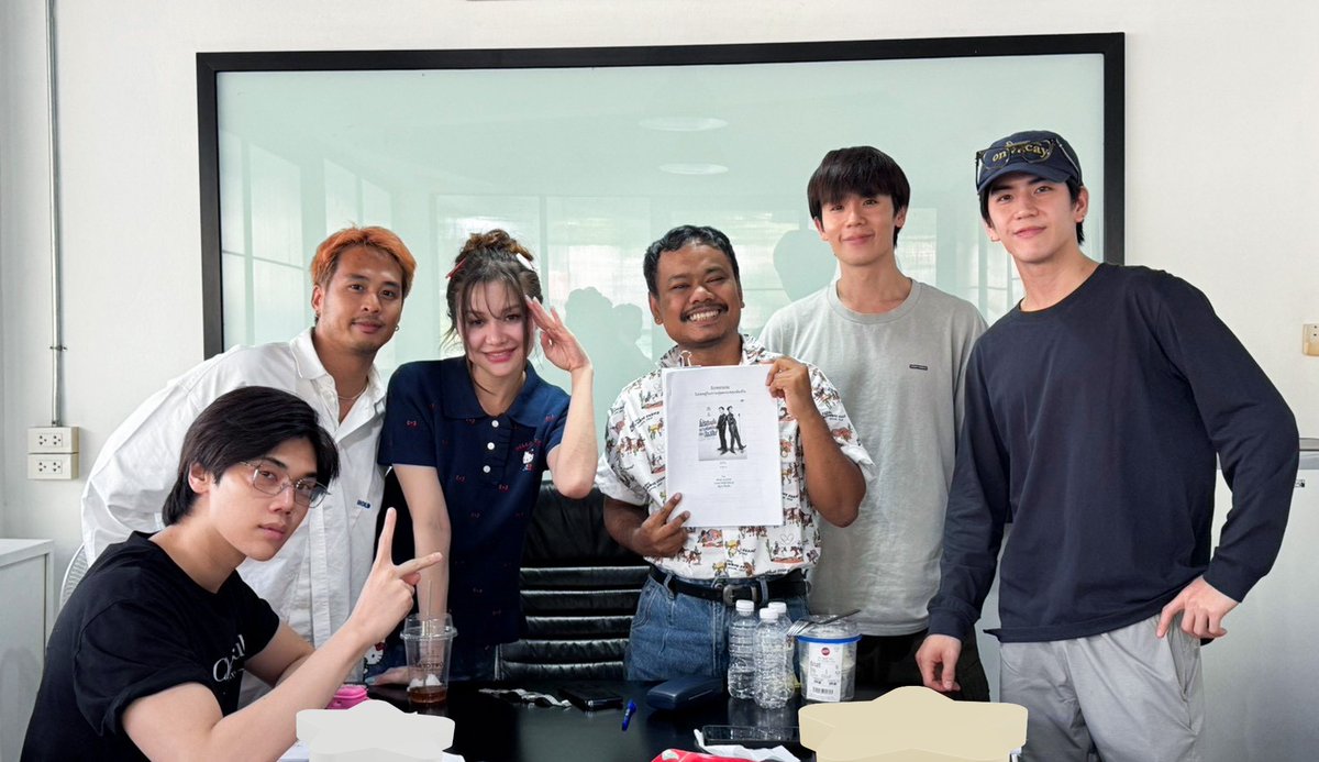 AlwaysSaveYouTH's tweet photo. ทีมนักแสดงจากซีรีส์ 'โปรดอยู่ในความคุ้มครองของป้องปืน' เตรียมรี้ดทรูกันแล้วค้าบบบบ ติดตามได้เร็วๆ นี้ ทราบแล้วเปลี่ยนคับคุณโปลิศ🫡💥🔫

#IWillAlwaysSaveYou
#GMMTV
@jimmyyjp_ @Sea_tawinan @dunknatachai @sammysammauy @Jamiejuthapich_ https://t.co/2QRohWXmXw
