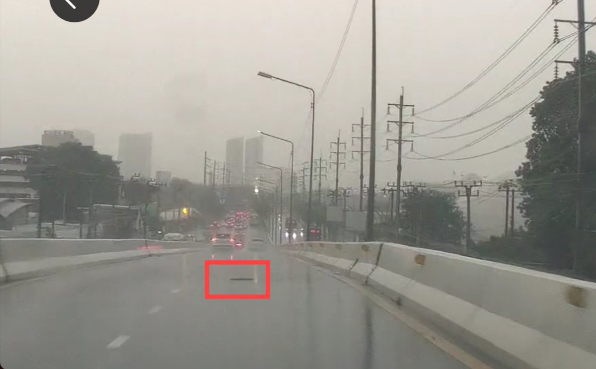julluj's tweet photo. @js100radio มีสายพานหล่นอยู่บนพื้นสะพานข้ามแยกตรงจตุจักร (ตั้งแต่วันจันทร์แล้ว) อยากให้ช่วยประสานเจ้าหน้าที่เก็บด้วยครับ https://t.co/tuA4pKOytO