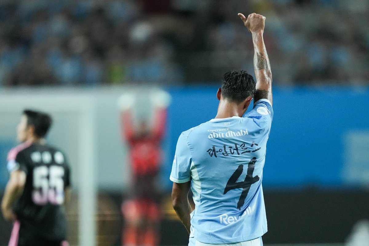 ManCity's tweet photo. 👍 https://t.co/O0Ph1Bp25v