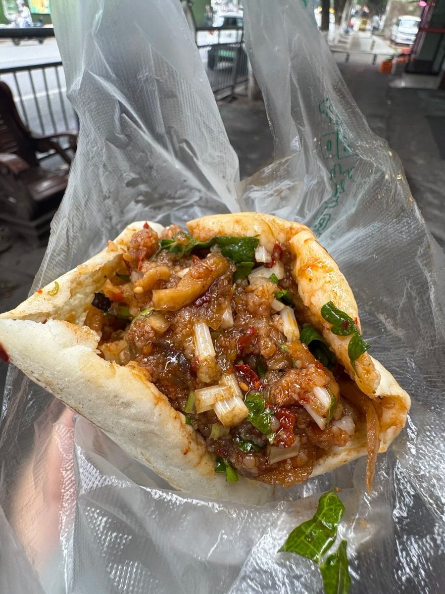 Berniece46359's tweet photo. Hidden gems in the alleyways! 🌯 Steamed buns filled with spicy fillings—one bite and you're filled with happiness. #CarbJoy https://t.co/3Hb8aA2Hjr