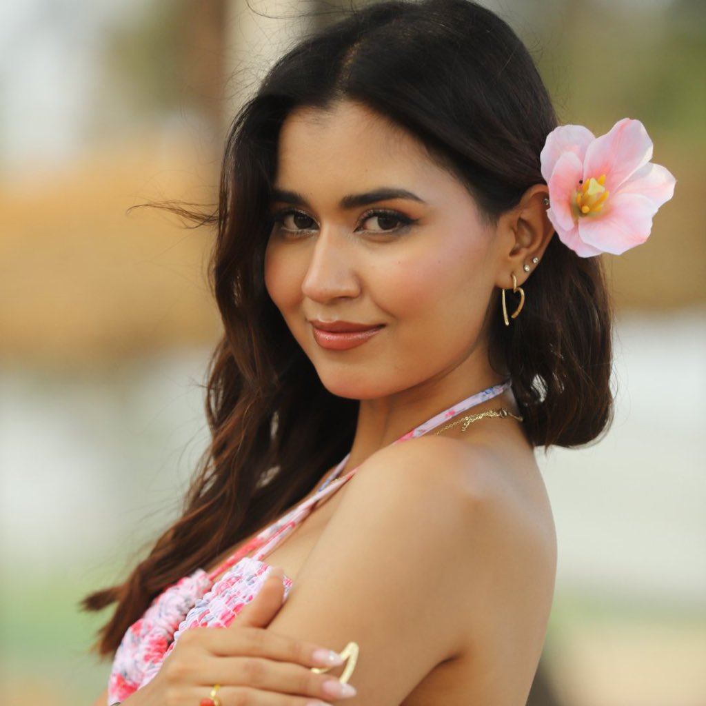 furiouslyAdi's tweet photo. She smiled like a flower, even after carrying seasons no one knew about. Some souls don’t bloom because life was easy—they bloom because they never gave up

PHOOL WALI LADKI https://t.co/Dymy1RURXr