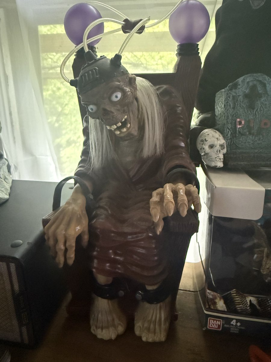 constantreadr's tweet photo. We talked about Tales From The Crypt for like an hour before I remembered that this guy was a few feet away from me. Enjoy, kiddies! https://t.co/28JiolDroM