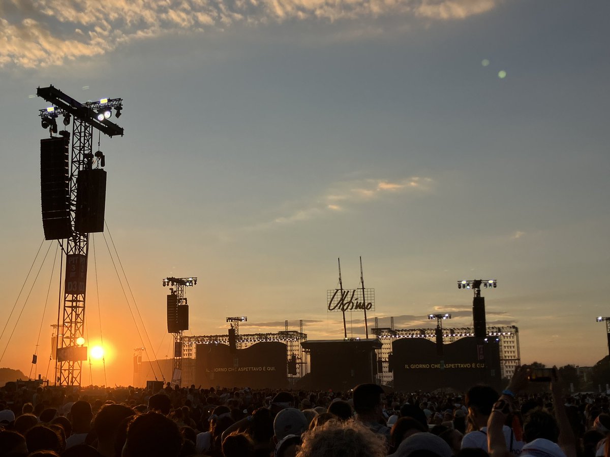 MELINEV3RLAND's tweet photo. comunque non dimenticherò mai il tramonto pre concerto che ha reso quel momento di attesa ancora più magico https://t.co/dWHzKBzLJn