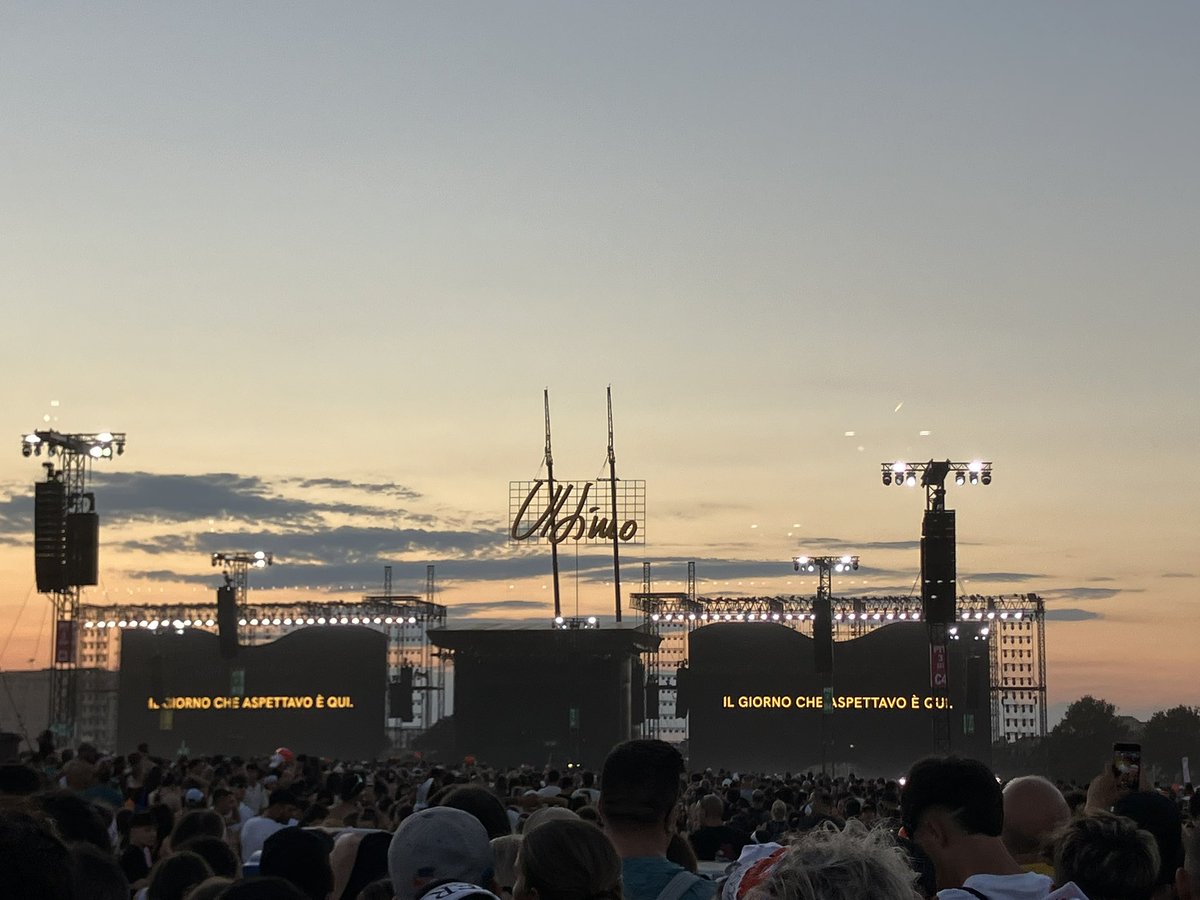 MELINEV3RLAND's tweet photo. comunque non dimenticherò mai il tramonto pre concerto che ha reso quel momento di attesa ancora più magico https://t.co/dWHzKBzLJn
