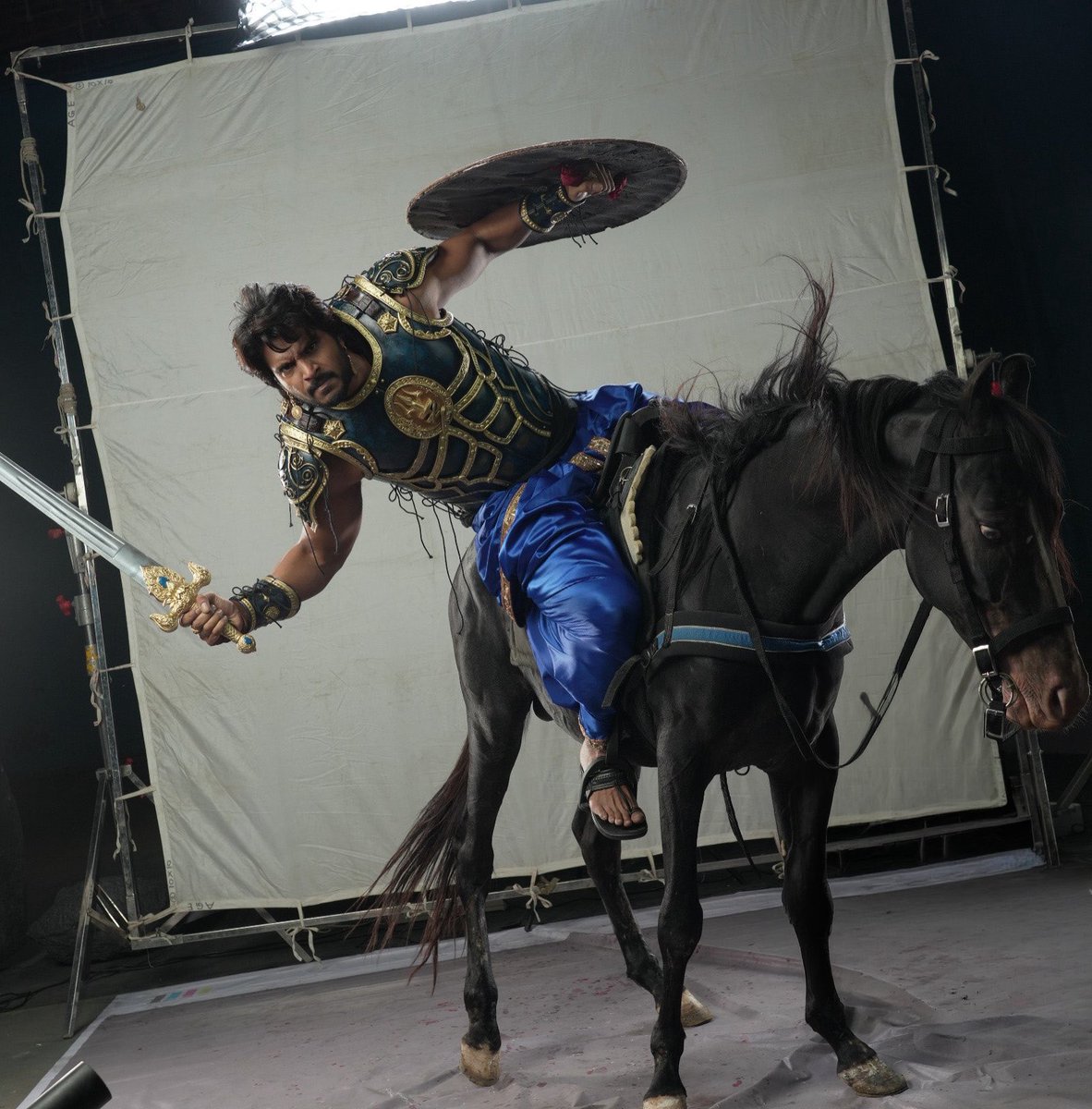 sundeepkishan's tweet photo. Entha Maata .. Entha Maata .. 🧿
Bts Stills for now .. 
#KariKaala 1st Poster look Making Video coming tomorrow 🗡️

A Ugandhar Muni Ambition ♥️

@ugandharmuni @Mahidhar2003 #RajaShekarAnnabhimoju https://t.co/D2rcyjfCT7