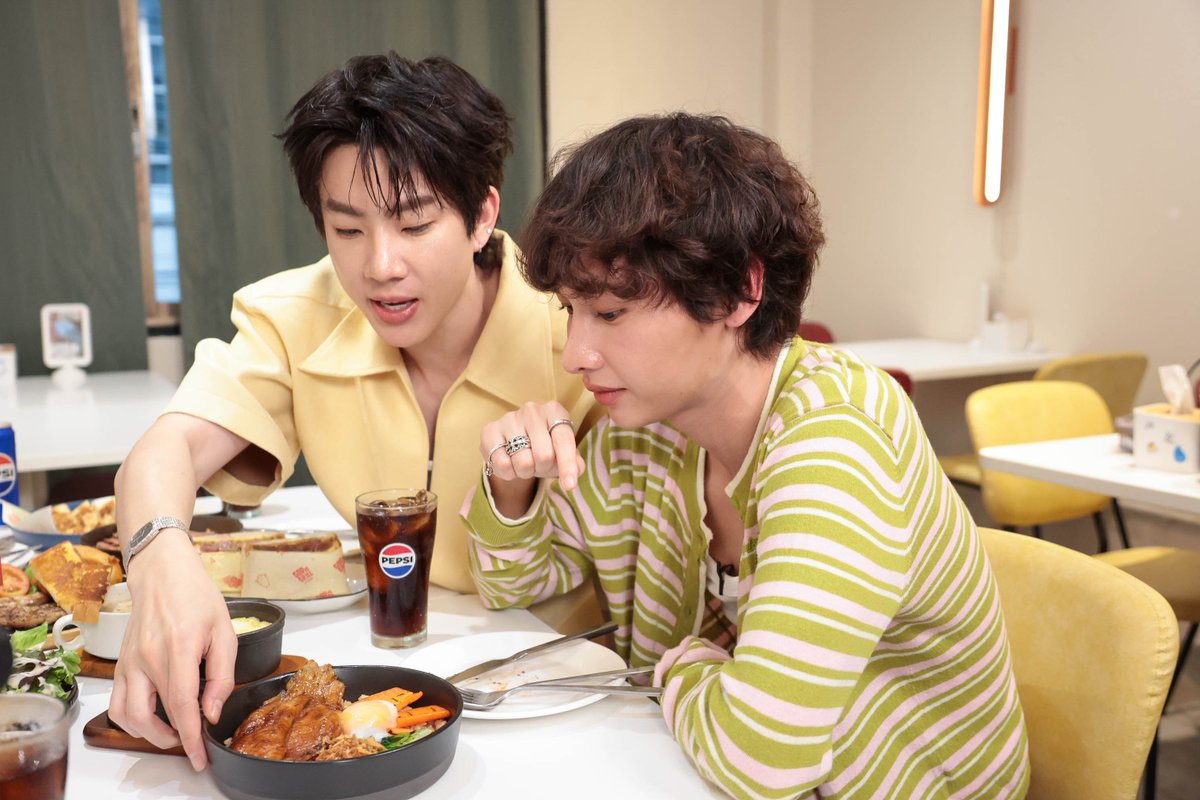GMMTV's tweet photo. 🍽️😋 “เจมีไนน์-โฟร์ท” ขอขอบคุณ "ออฟ-กัน" ที่มาร่วม Enjoy Eating ใน “มิตรชวน EAT By PEPSI มิตรชวนกิน EP.3 ” บอกเลยมื้อนี้ที่ร้าน “God of Grill Steak” แต่ละเมนูถูกใจทั้ง 4 คนสุดๆ ใครที่ยังไม่ได้ดู ห้ามพลาดเลยน้าา 💖✨

รับชมรายการเต็ม: https://t.co/giL5RefwCG

#มิตรชวนEATbyเป๊ปซี่มิตรชวนกินEP3
#เป๊ปซี่มิตรชวนกิน
#ชวนเมื่อไหร่ก็อร่อยเต็มที่เป๊ปซี่เลย
#GMMTV 
@gemini_ti @tawattannn @off_tumcial @AtthaphanP