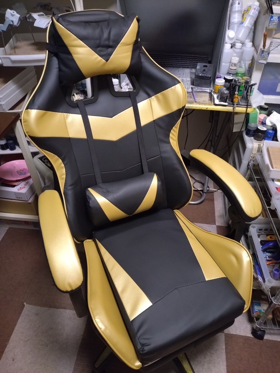 haidon_'s tweet photo. うぇ～い！
新しい作業用のイスを買ったぜ!
今回のはリクライニング付き。
しかもオットマンも付いてます。
色は別な方が良かったのですが、早くイスが欲しかったので、コレでガマン。
でも前に買ったパソコン用のイスの方が、性能がいいんだよな。
とりあえず、コレで作業がしやすくなりました。 https://t.co/iAMJ7W8FGg
