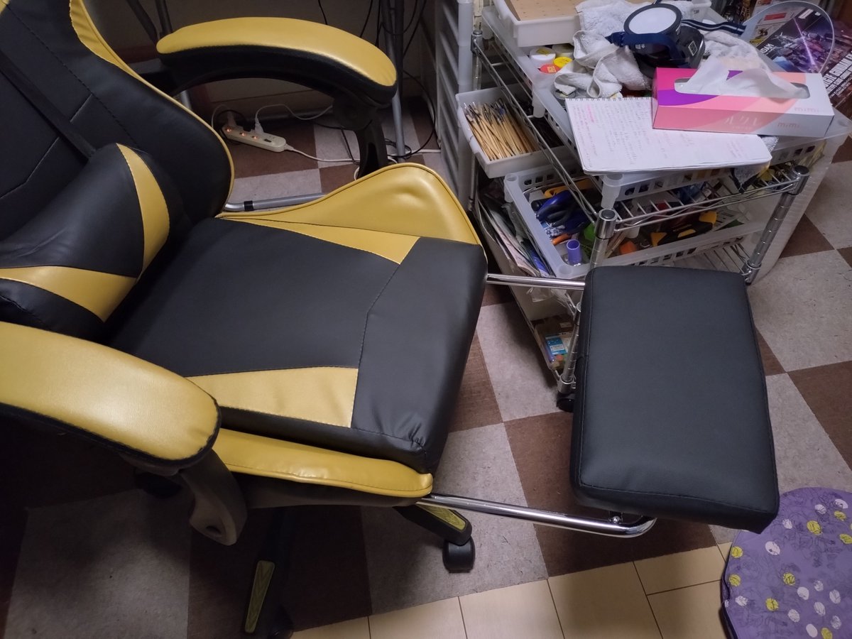 haidon_'s tweet photo. うぇ～い！
新しい作業用のイスを買ったぜ!
今回のはリクライニング付き。
しかもオットマンも付いてます。
色は別な方が良かったのですが、早くイスが欲しかったので、コレでガマン。
でも前に買ったパソコン用のイスの方が、性能がいいんだよな。
とりあえず、コレで作業がしやすくなりました。 https://t.co/iAMJ7W8FGg